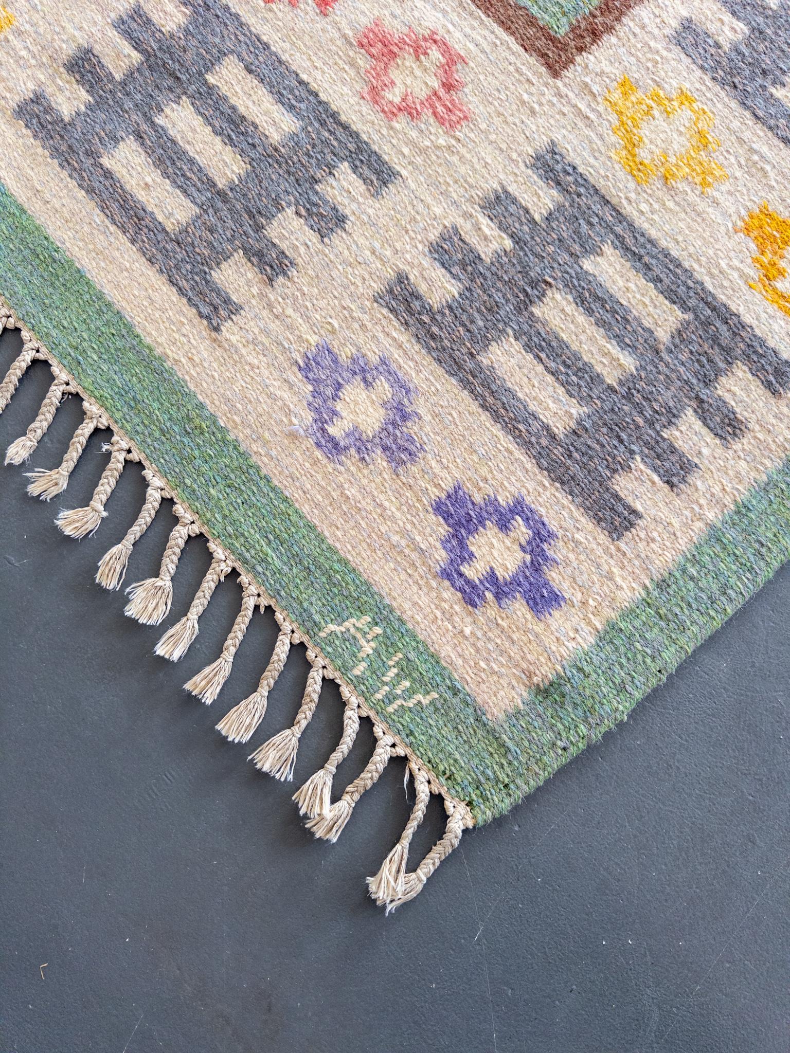 Milieu du XXe siècle Tapis suédois à tissage plat d'Anna Wengholm, années 1950 - Rölakan tissé à la main en vert et en blanc en vente