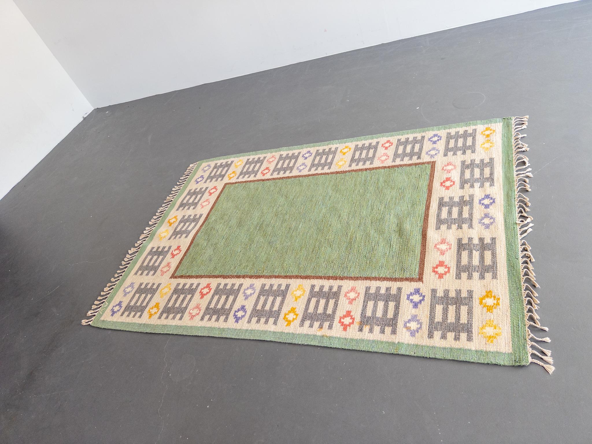 Tapis suédois à tissage plat d'Anna Wengholm, années 1950 - Rölakan tissé à la main en vert et en blanc en vente 1