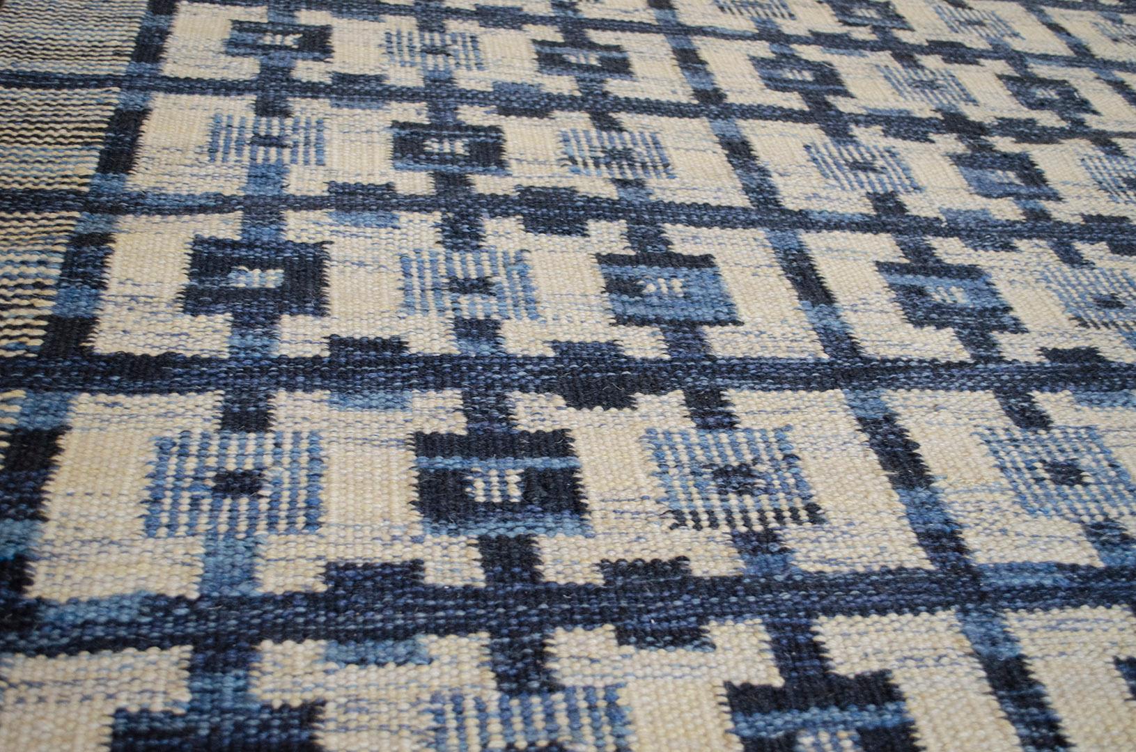 Schwedisch inspirierter blauer Flachgewebe-Wollteppich In-Stock, neu (Skandinavische Moderne) im Angebot