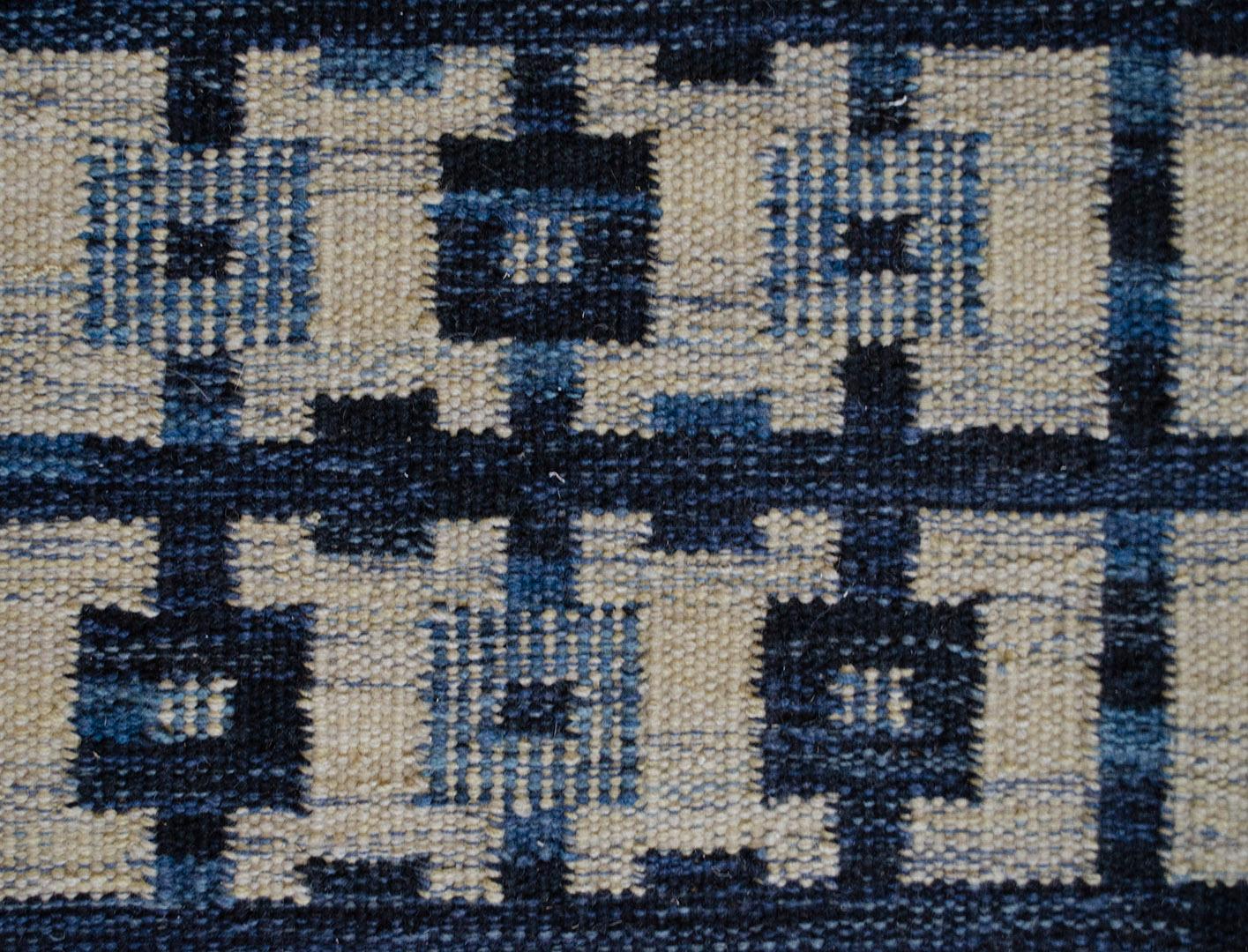 Schwedisch inspirierter blauer Flachgewebe-Wollteppich In-Stock, neu (Indisch) im Angebot