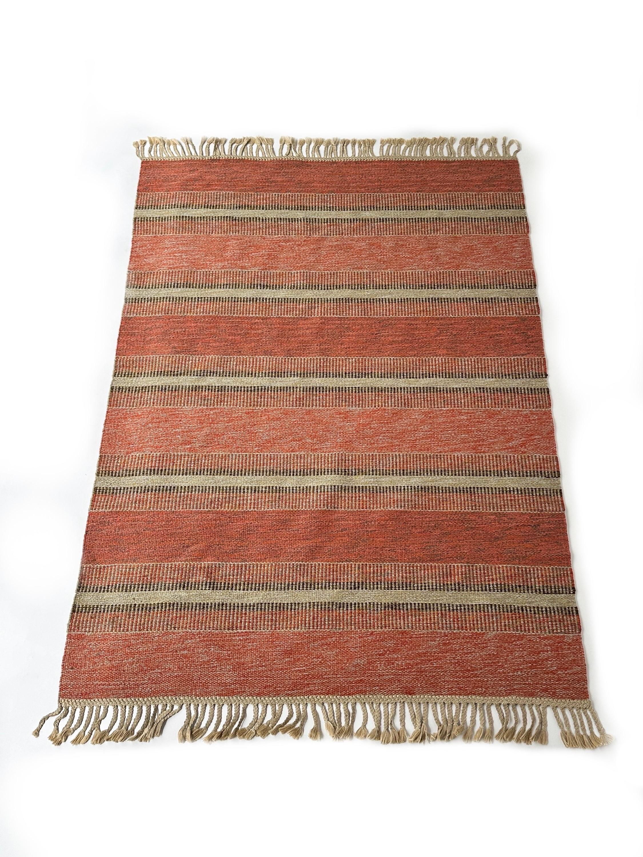 Magnifique tapis plat suédois tissé à la main dans les années 1970, créateur inconnu. 

En laine vierge, tissée sur du lin. Toutes les franges sont encore intactes. 

Taille : 185 cm x 130 cm