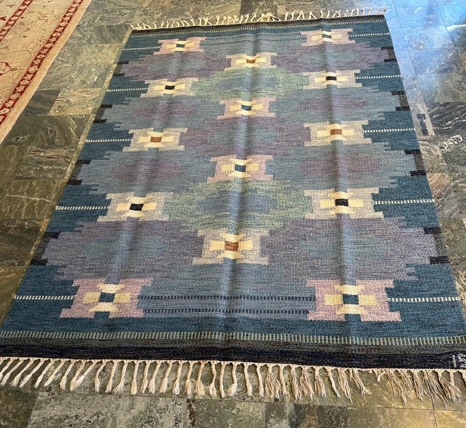 Tapis suédois à tissage plat d'Ingegerd Silow, années 1980



Magnifique tapis en rölakan tissé à la main, conçu par le célèbre artiste textile suédois Ingegerd Silow. Tissé en Suède dans les années 1980, cette pièce capture parfaitement l'essence
