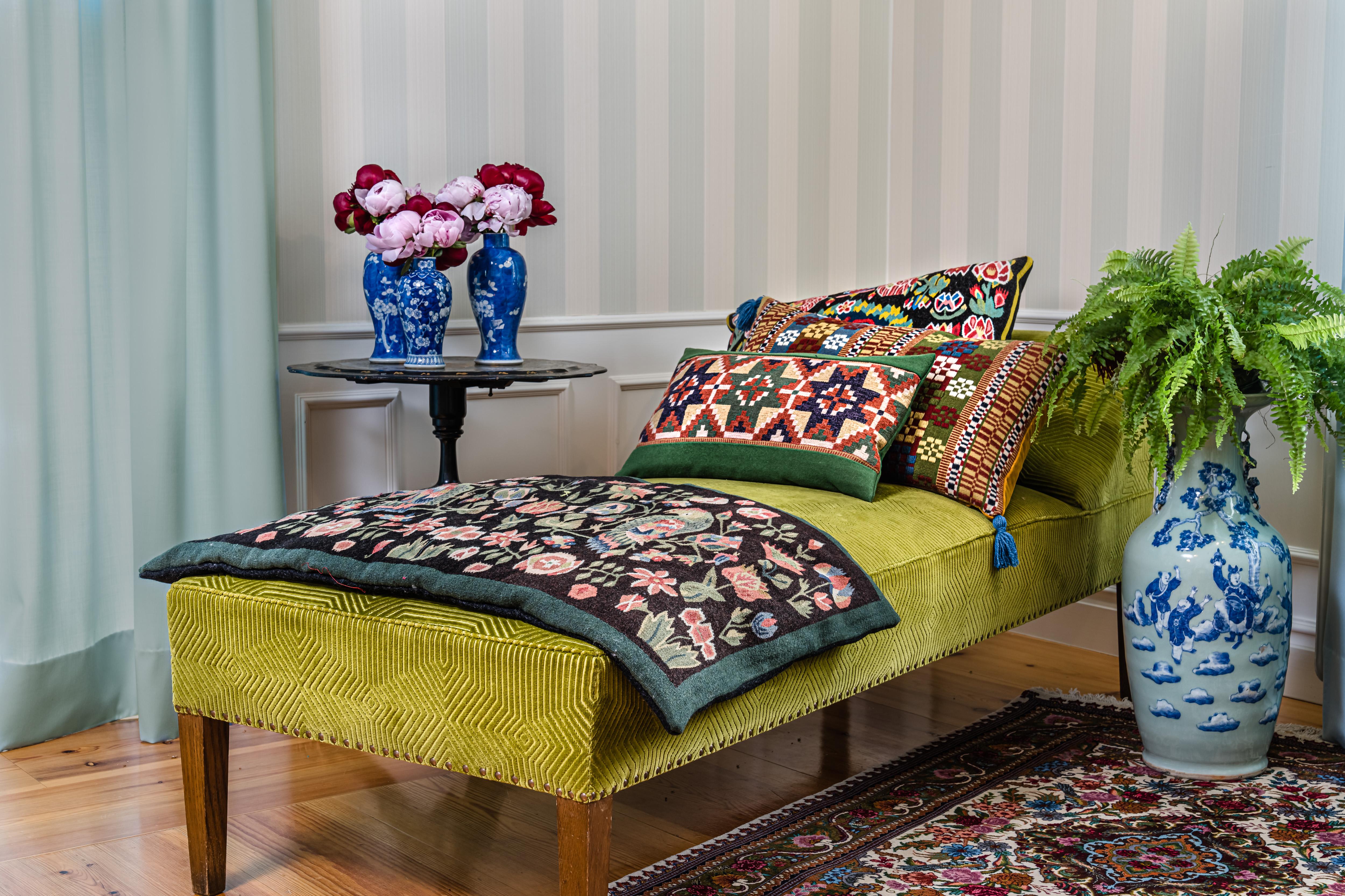 Der Papagei ist eines der charakteristischsten Muster in Scania Weave-Textilien. Dieses textile Papageienkissen wurde einst gewebt, um als Reitpad verwendet zu werden. Sie ist etwa ein Jahrhundert alt. Schöne weiche pastellige Töne. In perfektem