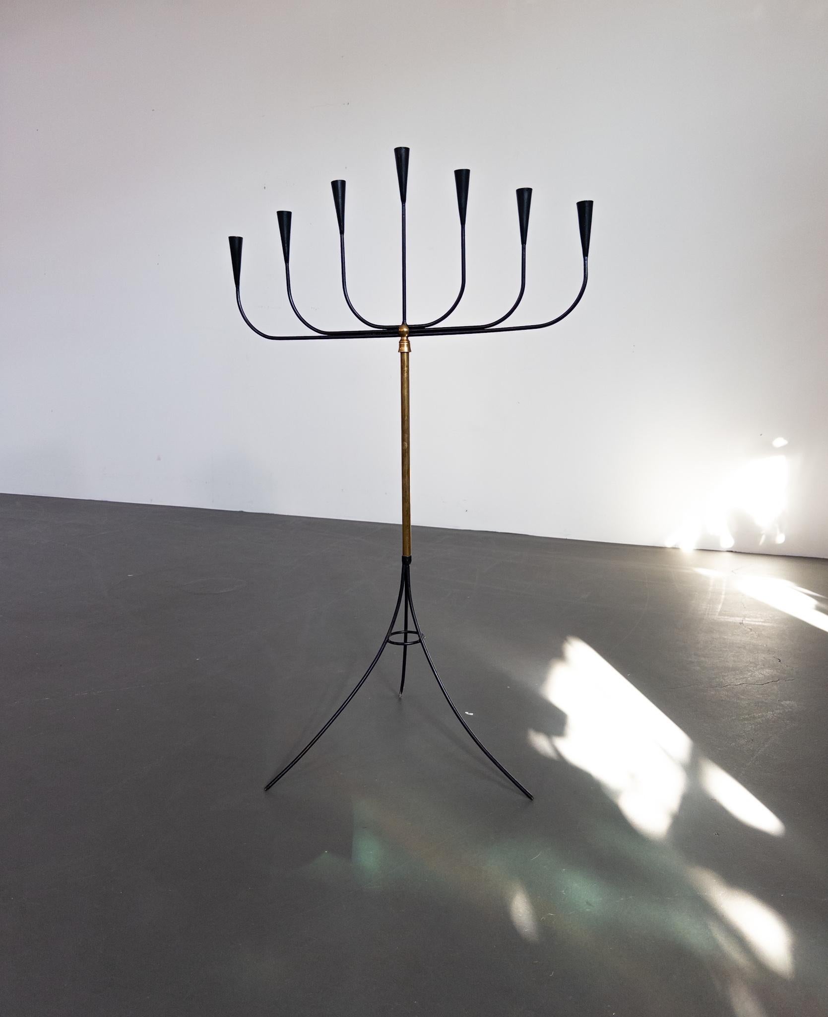 Cet élégant candélabre a été fabriqué à la main en Suède dans les années 1950, à une époque où le design scandinave gagnait une reconnaissance internationale pour son équilibre raffiné entre simplicité, fonctionnalité et art. Conçue pour accueillir