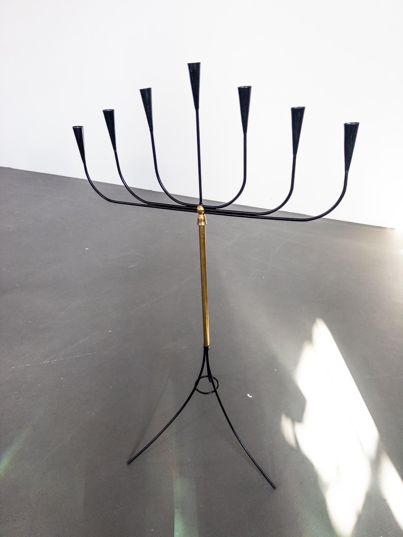 Scandinave moderne Chandelier de sol suédois pour sept bougies, fer forgé et laiton, années 1950 en vente