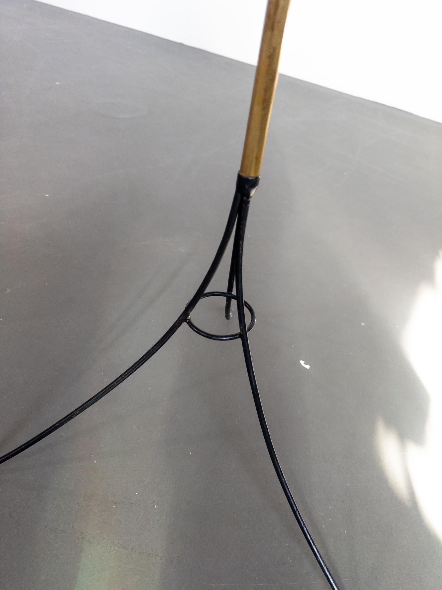 Milieu du XXe siècle Chandelier de sol suédois pour sept bougies, fer forgé et laiton, années 1950 en vente