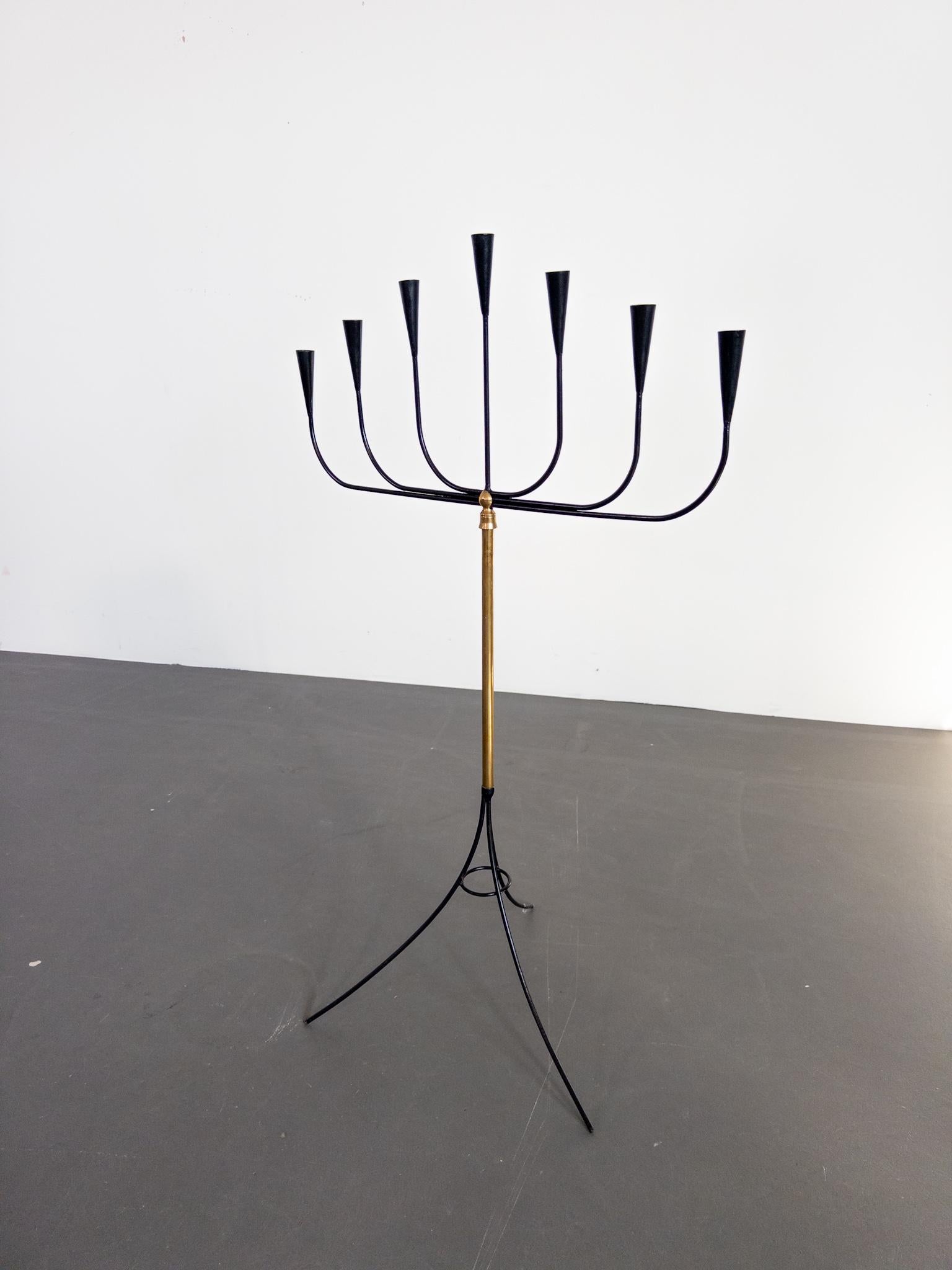 Laiton Chandelier de sol suédois pour sept bougies, fer forgé et laiton, années 1950 en vente