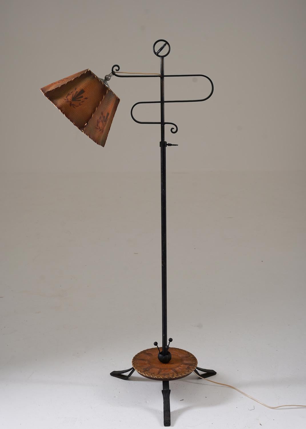 Lovely hand forged floor lamp manufactured in Sweden, 1930s.
This type of lamp is commonly seen in old interiors with Axel Einar Hjort's cabin furniture.
The lamp consists of a black iron base with nice details and a few minimalistic ornaments. The