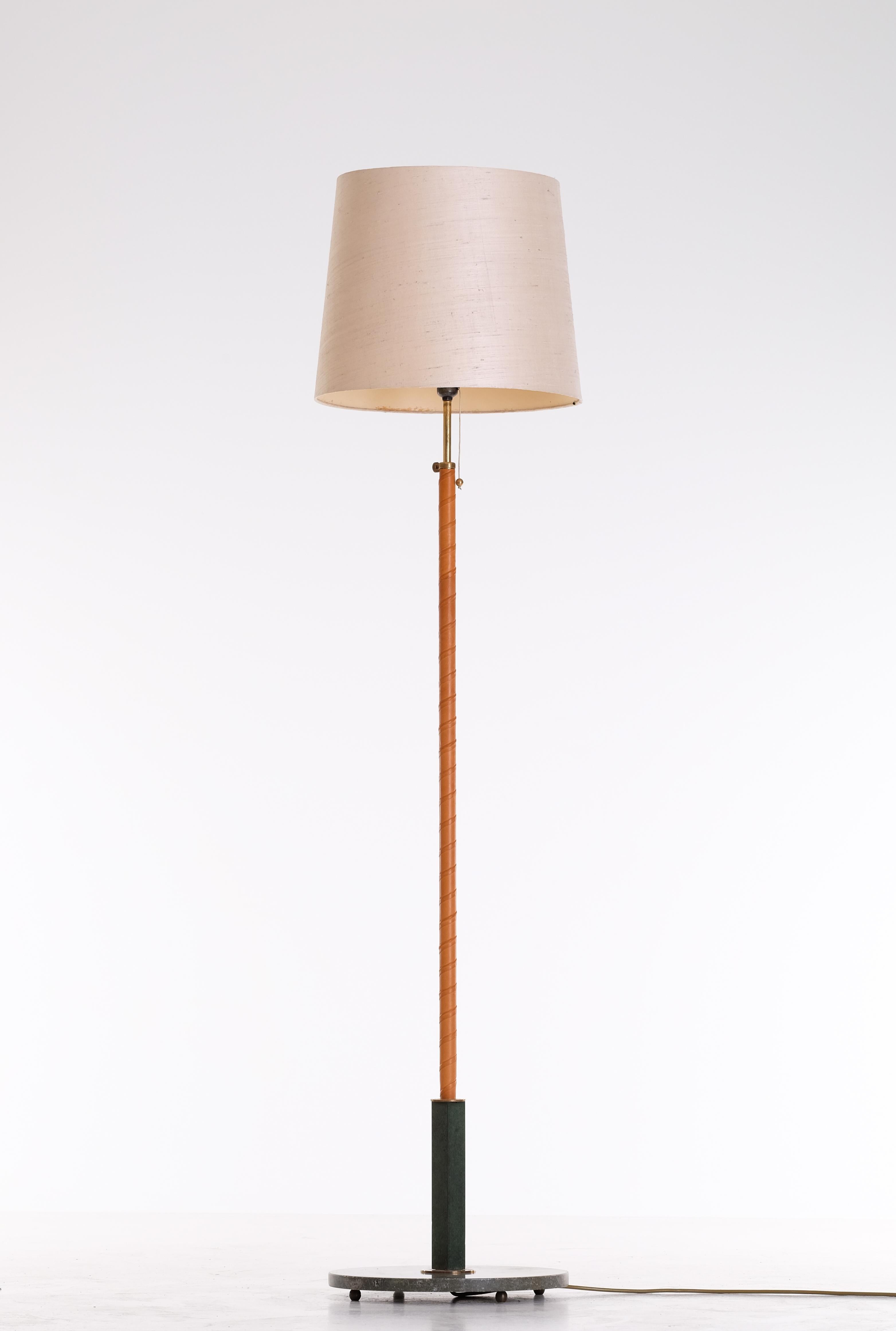 Cuir Lampadaire suédois, années 1950 en vente