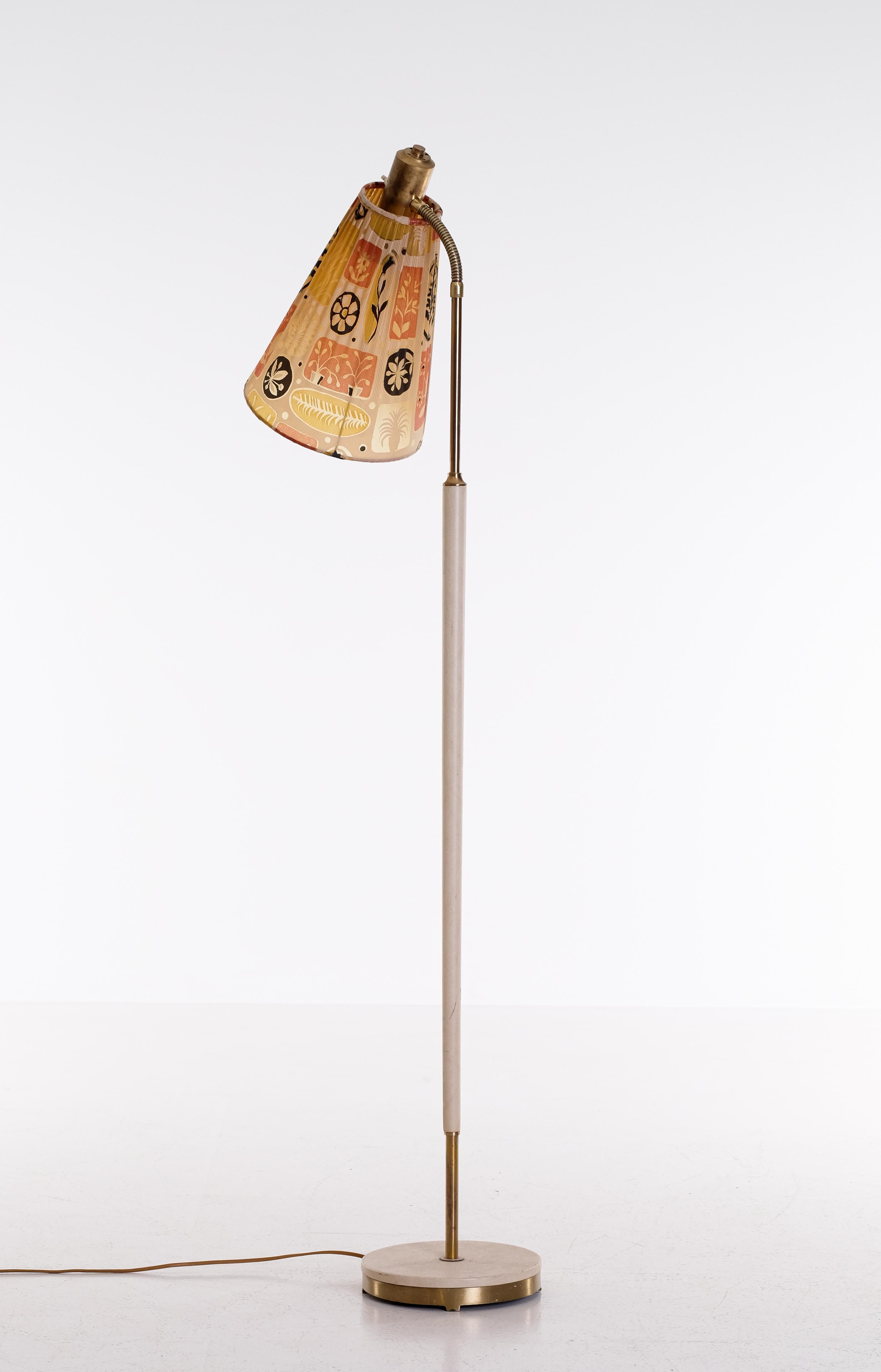 Swedish floor lamp with brass and painted wood.
Good condition, with signs of usage.
The shade is made of plastic. 
Measures: Height 145 cm
 
 