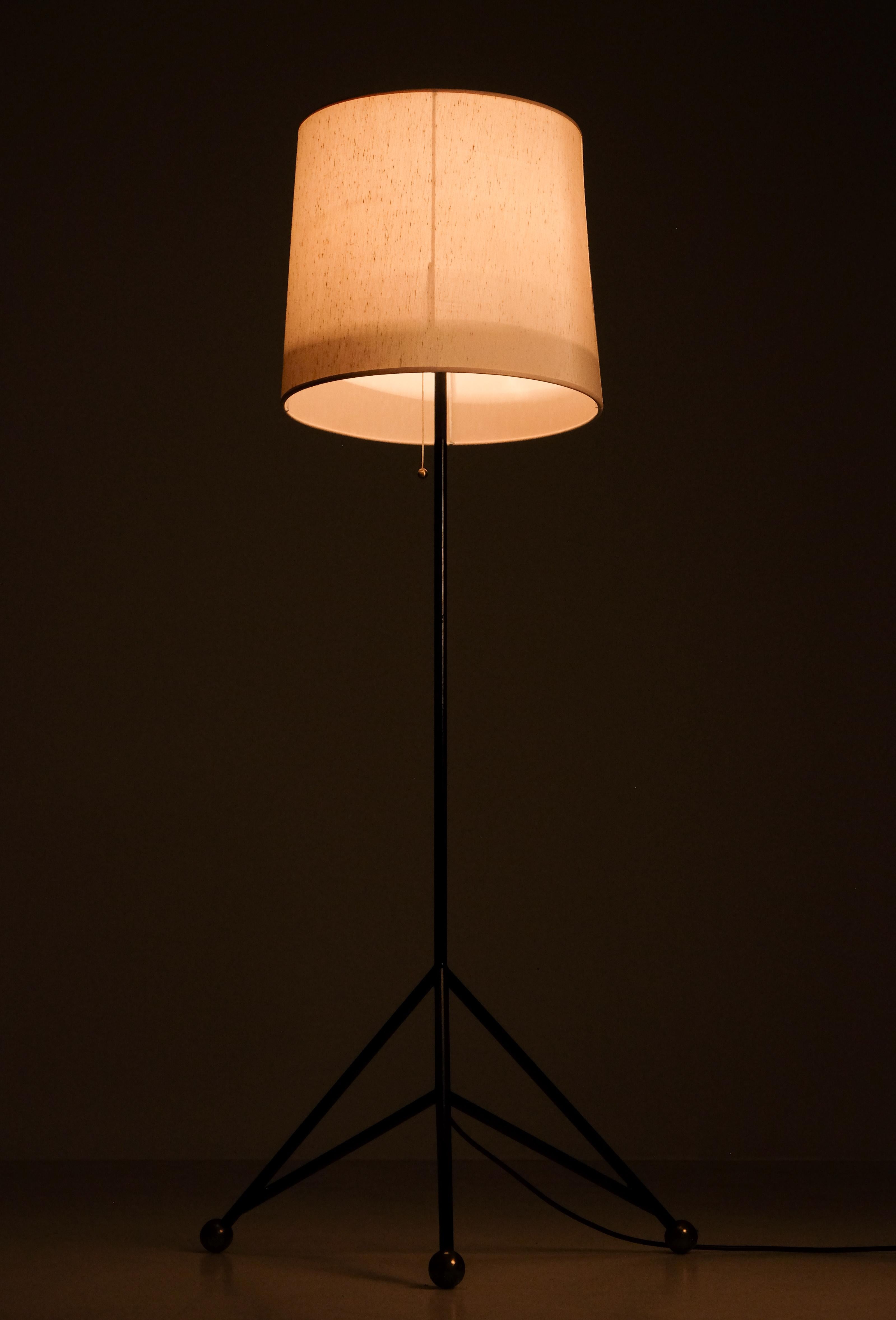 Lampadaire suédois, années 1960. Trépied en métal solide avec pieds en laiton. 
Bon état, avec des signes d'utilisation, nouveau câblage. 
Mesures : 
Hauteur 124 cm
Abat-jour, diamètre : 36 cm
Base, diamètre : 53 cm
 