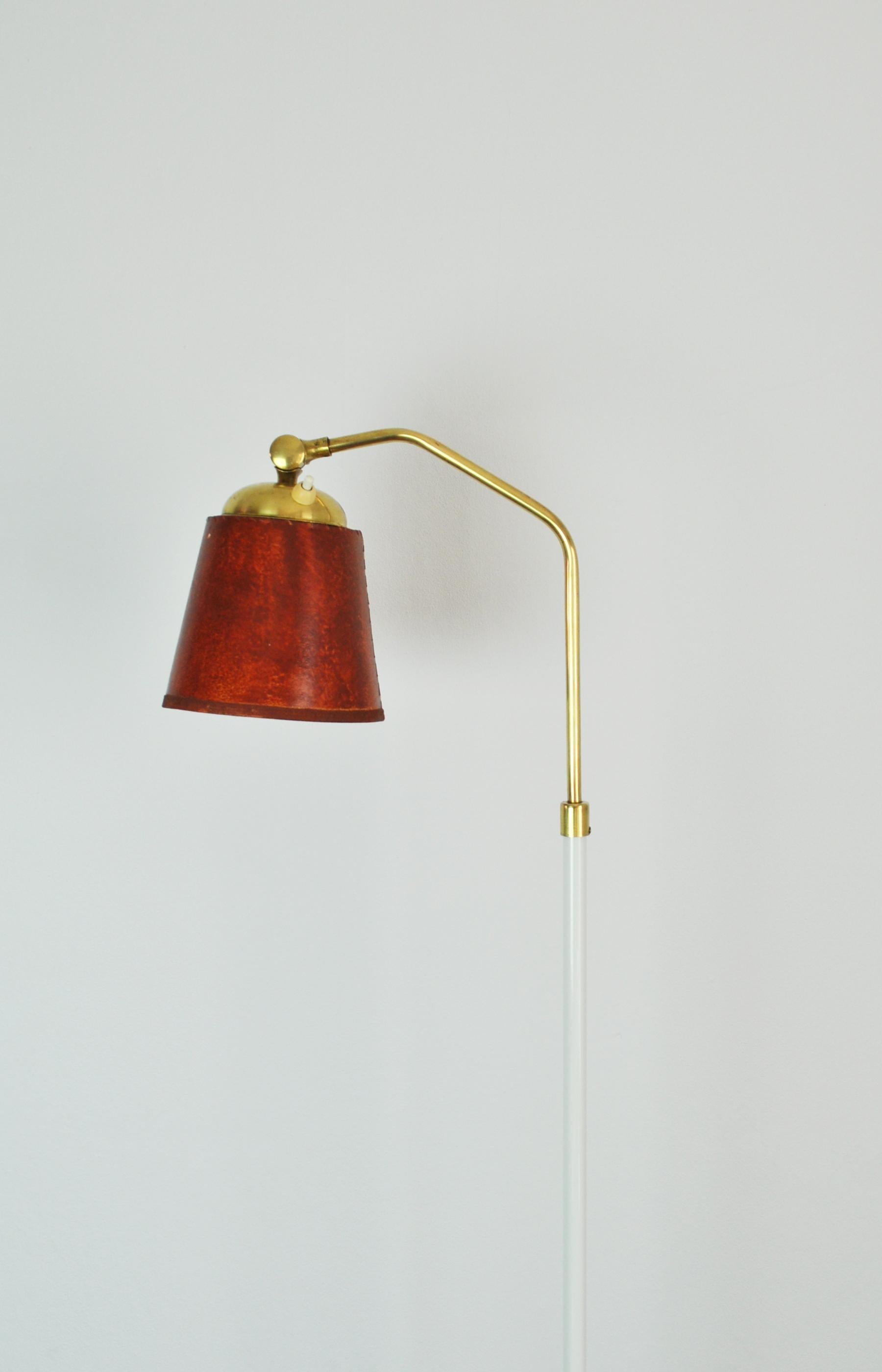 Swedish floor lamp attributed Josef Frank, 1950s
Polished brass and new lacquered metal, rewired.
Comes with original lamp shade.

E27 light socket. Height 138 cm, diameter of shade 10/14 cm, height of shade 13 cm.