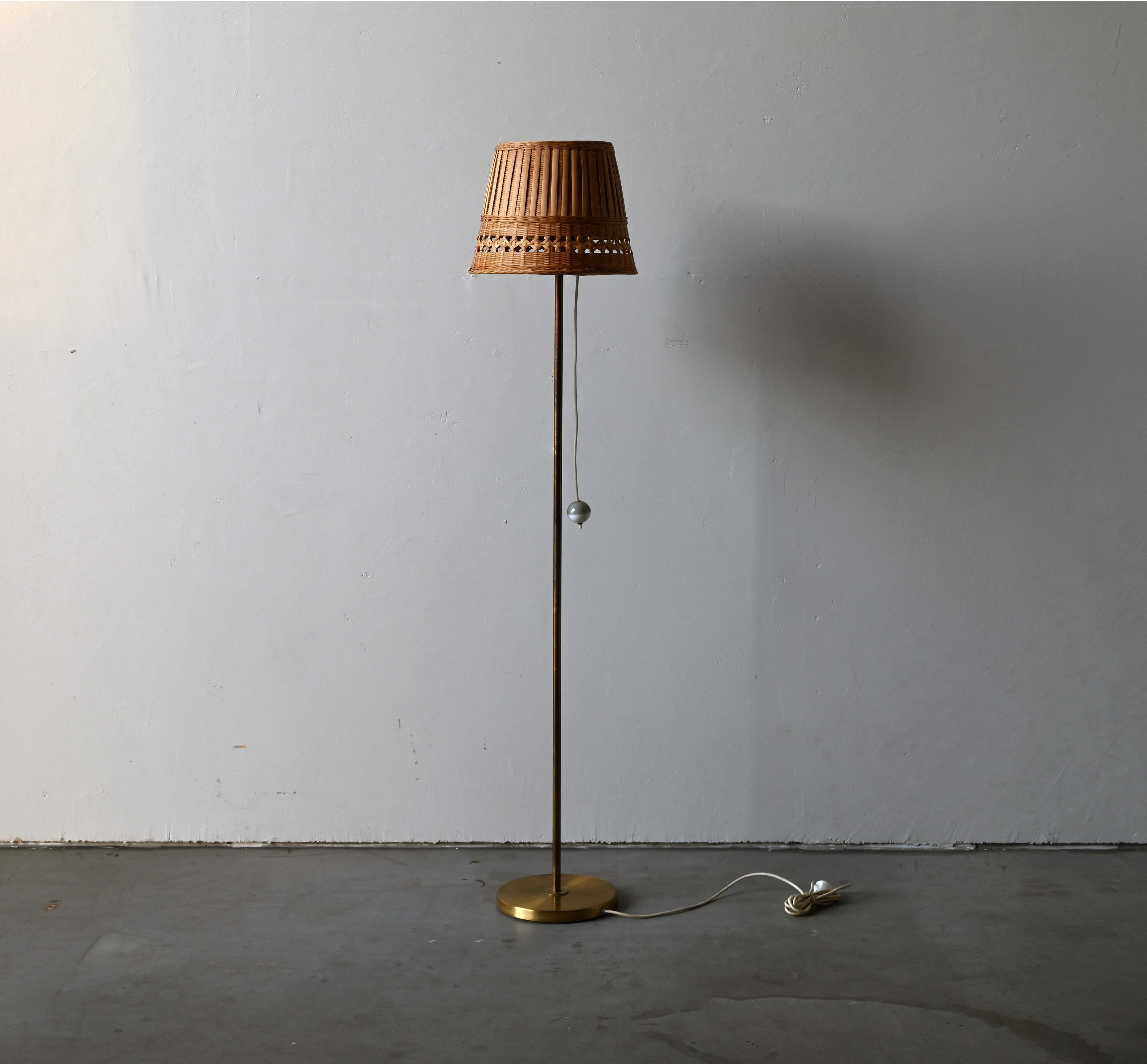 A floor lamp, designed and produced in Sweden, 1950s. In brass. Assorted rattan lampshade. Likely original acrylic switch.



 