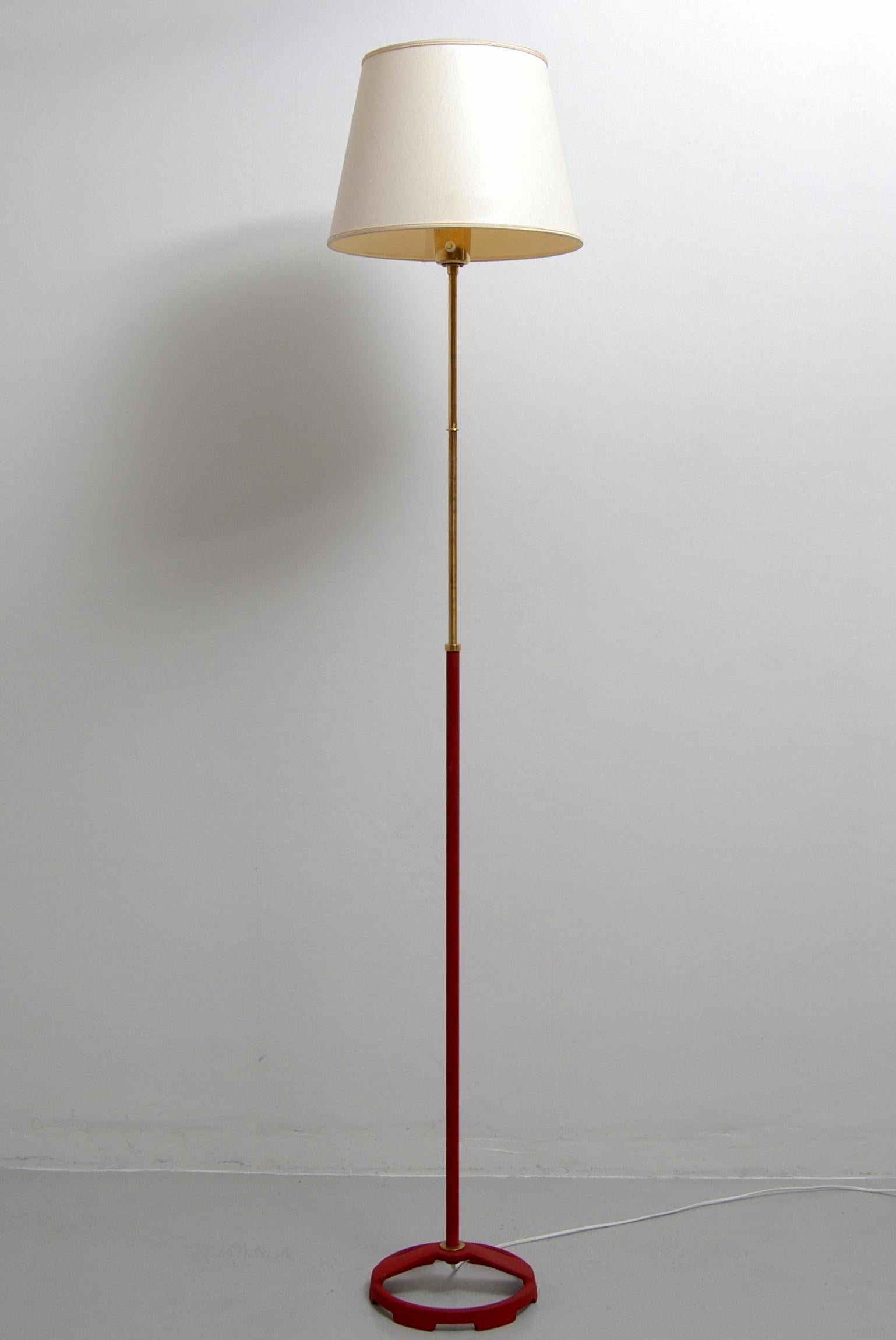 Floor lamp designed in the 1950s by Bertil Brisborg. Produced by Nordiska Kompaniet in Sweden. Brass and metal steam and a cast iron foot with original red, grain lacquer. Fabric shade in a off-white color. Measures: Adjustable height 150-180 cm.