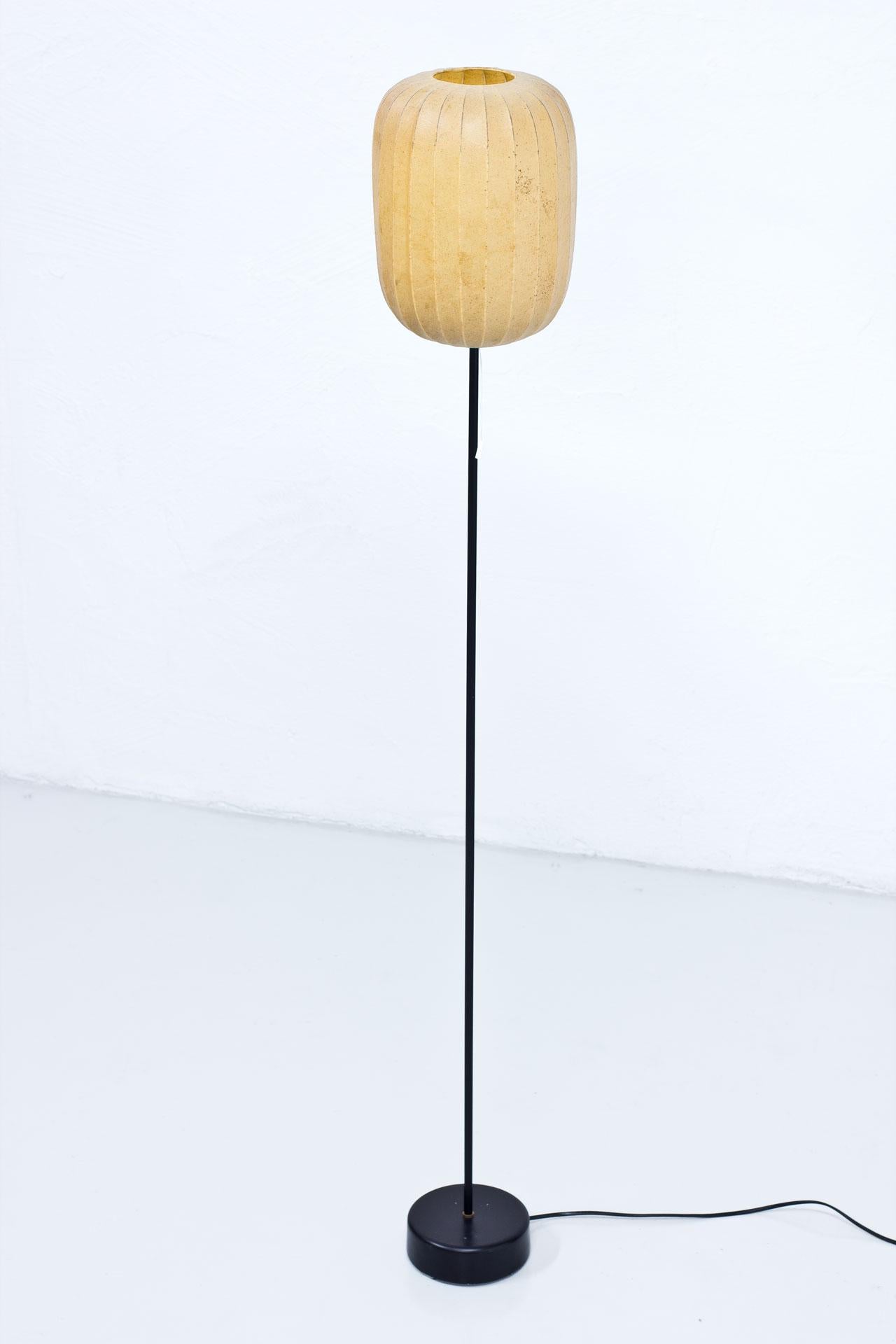 Rare floor lamp designed by Hans Bergström manufactured by Ateljé Lyktan in Sweden
during the 1950s. Black metal stem, cocoon sprayed plastic shade. Rewired.