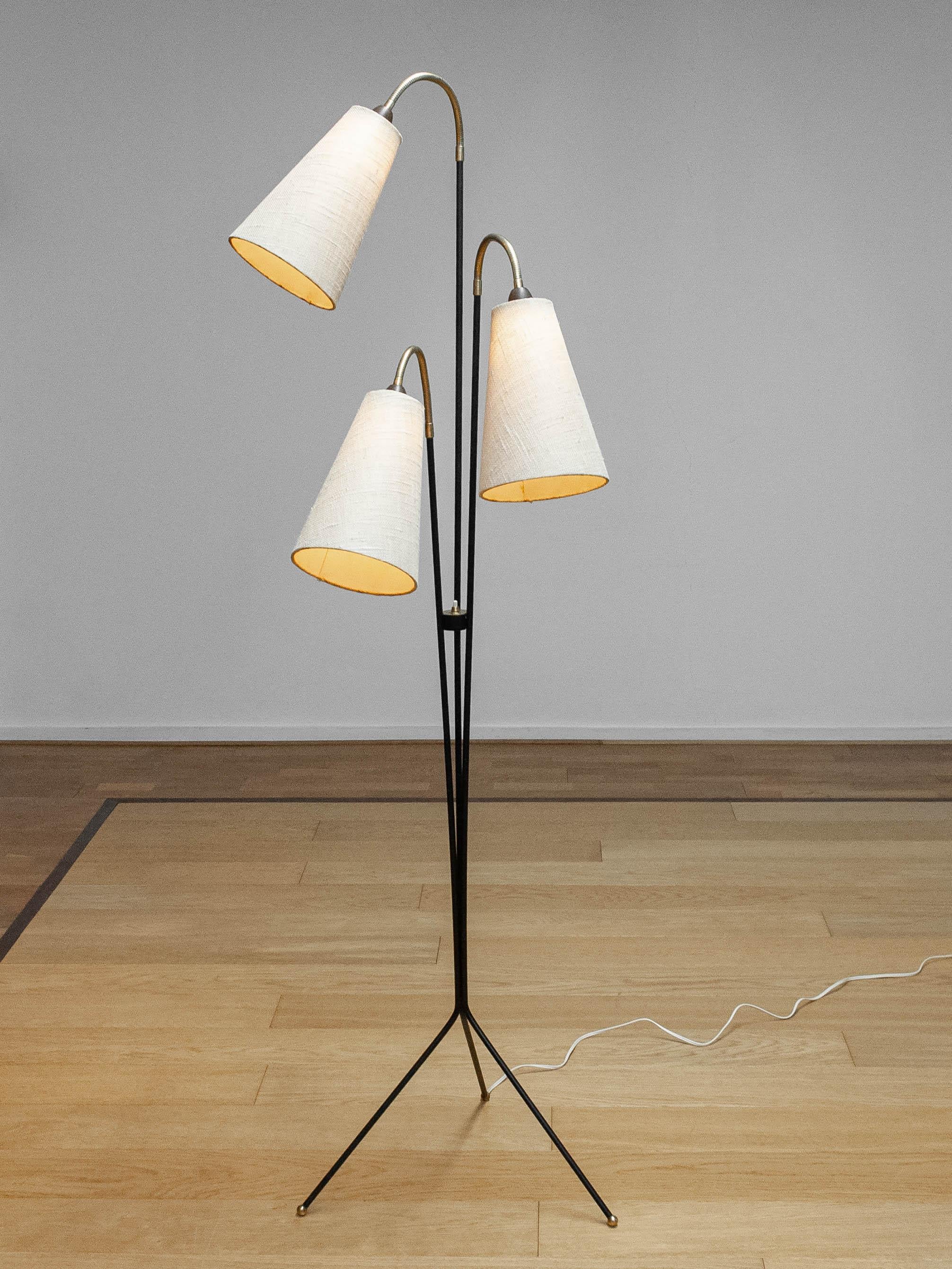 Lampadaire suédois par Svend Aage Holm Sørensen avec abat-jour en toile de jute 1950 Bon état - En vente à Silvolde, Gelderland