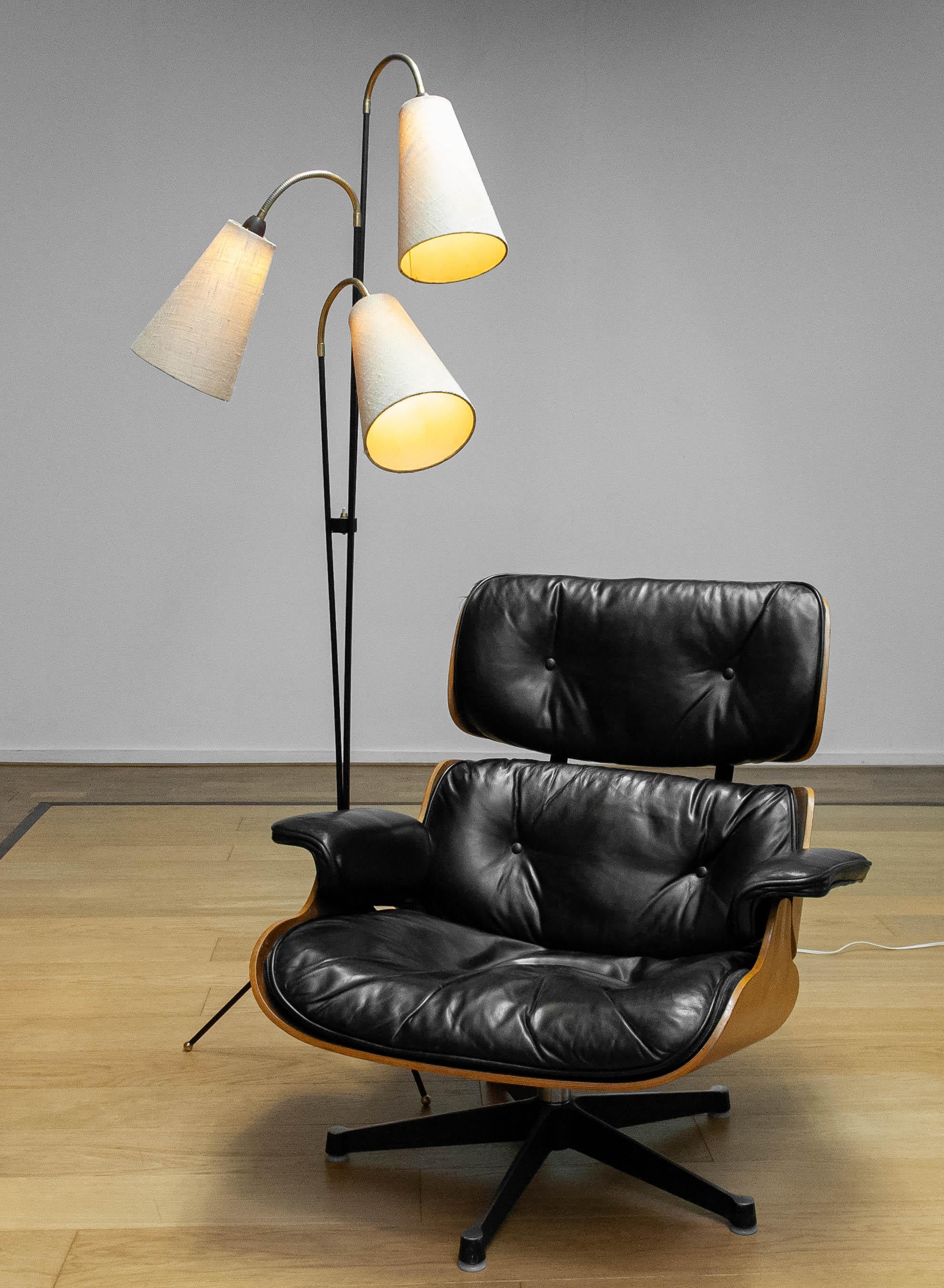 Milieu du XXe siècle Lampadaire suédois par Svend Aage Holm Sørensen avec abat-jour en toile de jute 1950 en vente