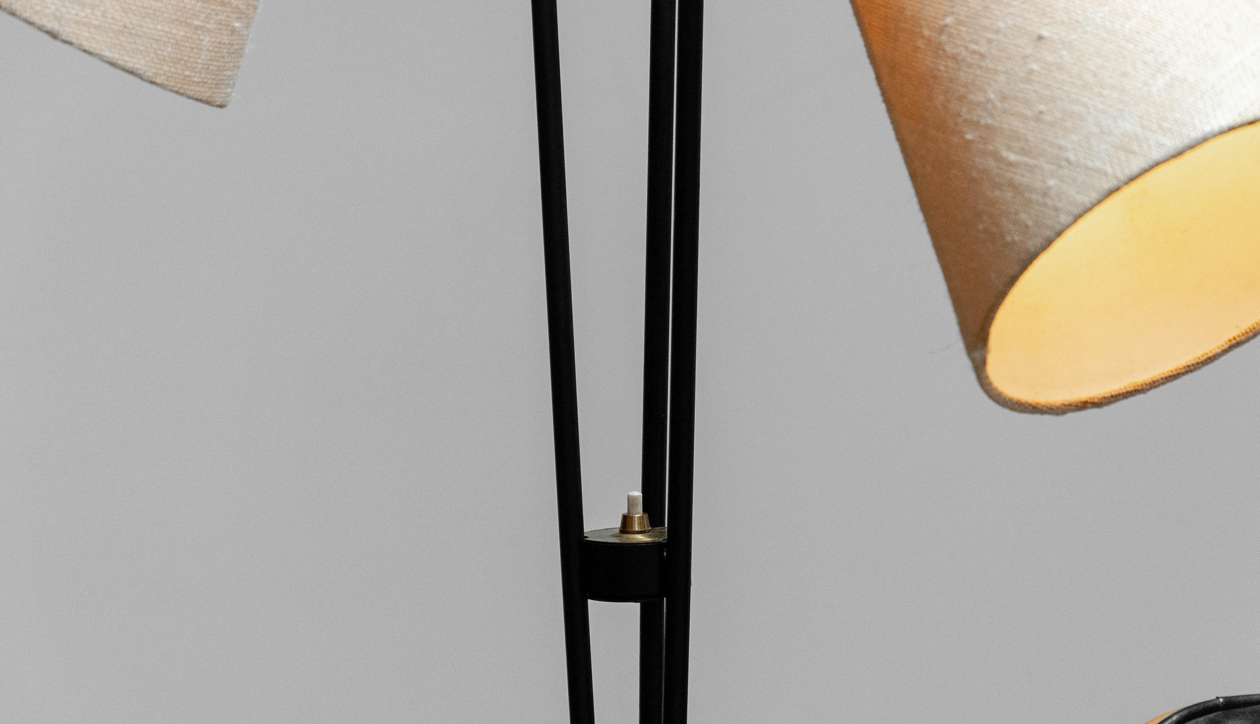 Métal Lampadaire suédois par Svend Aage Holm Sørensen avec abat-jour en toile de jute 1950 en vente
