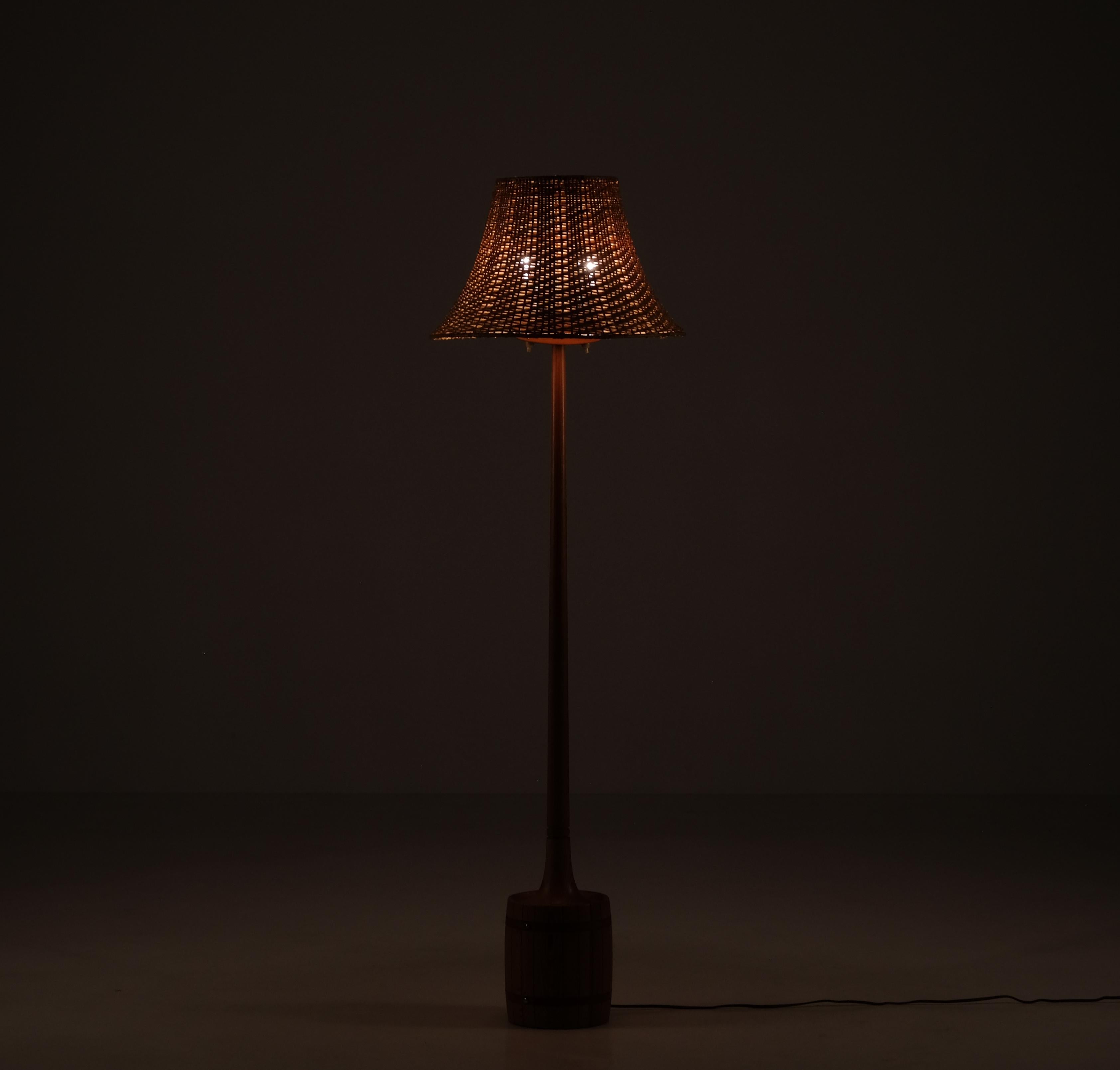 Lampadaire moderne suédois, produit par Tranås Stilarmatur, Suède, années 1960.
Très bon état.