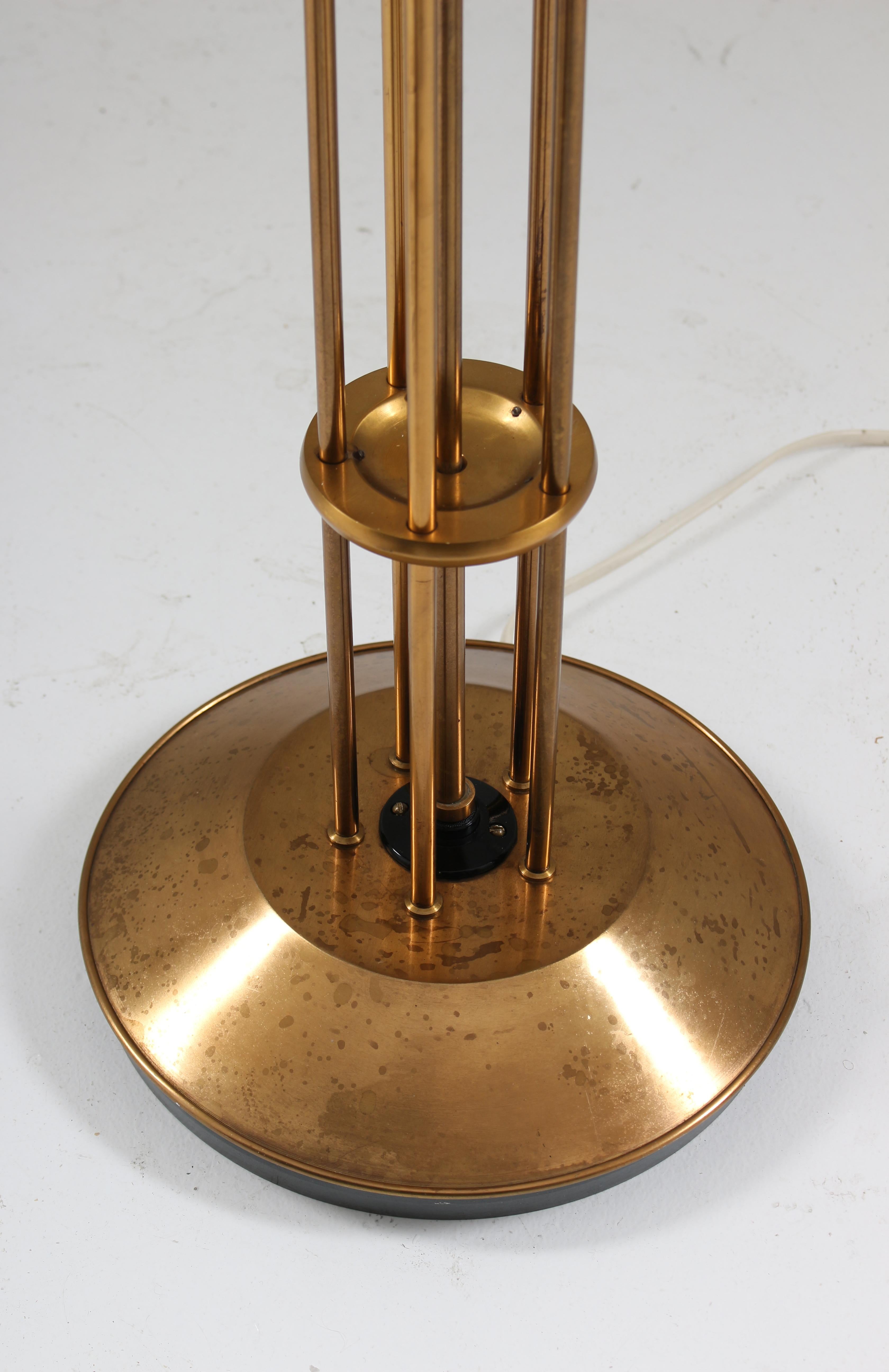 Lampadaire suédois en laiton et verre opalin par Bhlmarks, années 1950 en vente 3