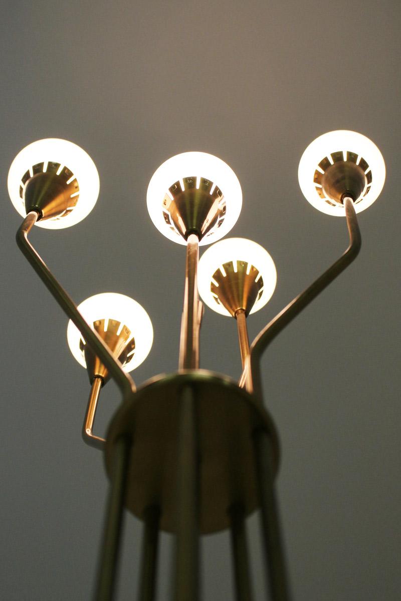 Lampadaire suédois en laiton et verre opalin par Bhlmarks, années 1950 en vente 4