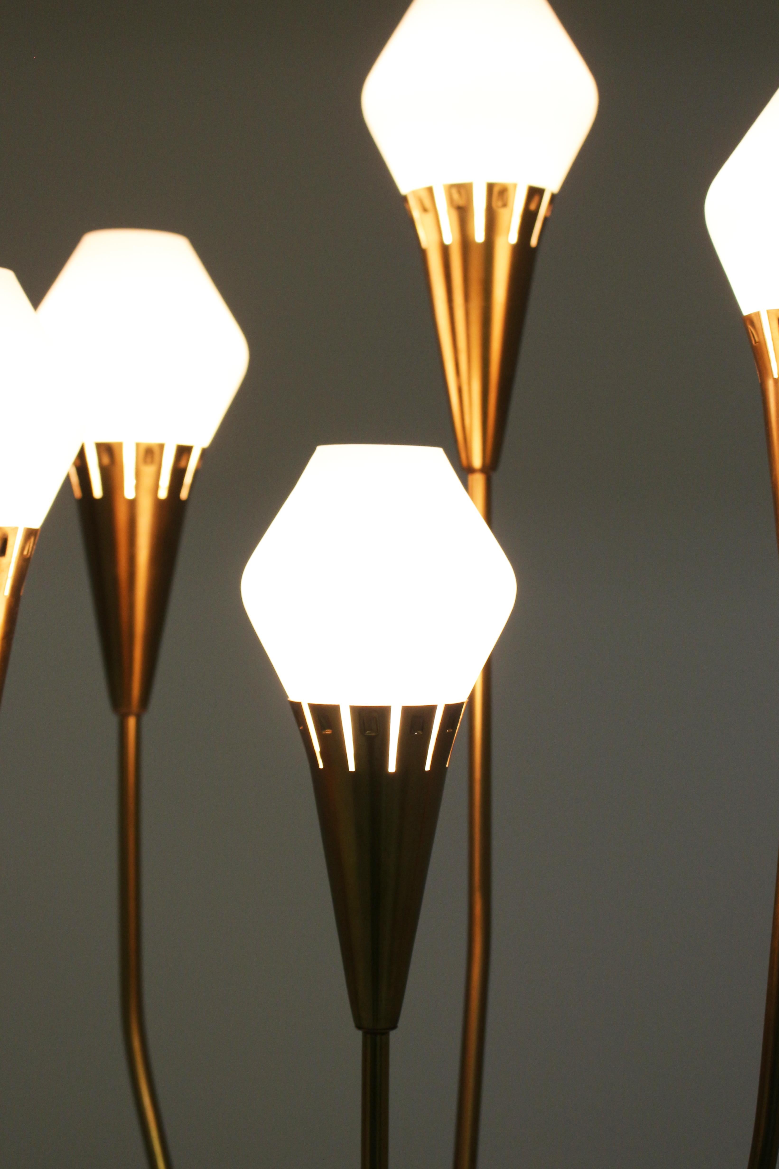 Lampadaire suédois en laiton et verre opalin par Bhlmarks, années 1950 en vente 5