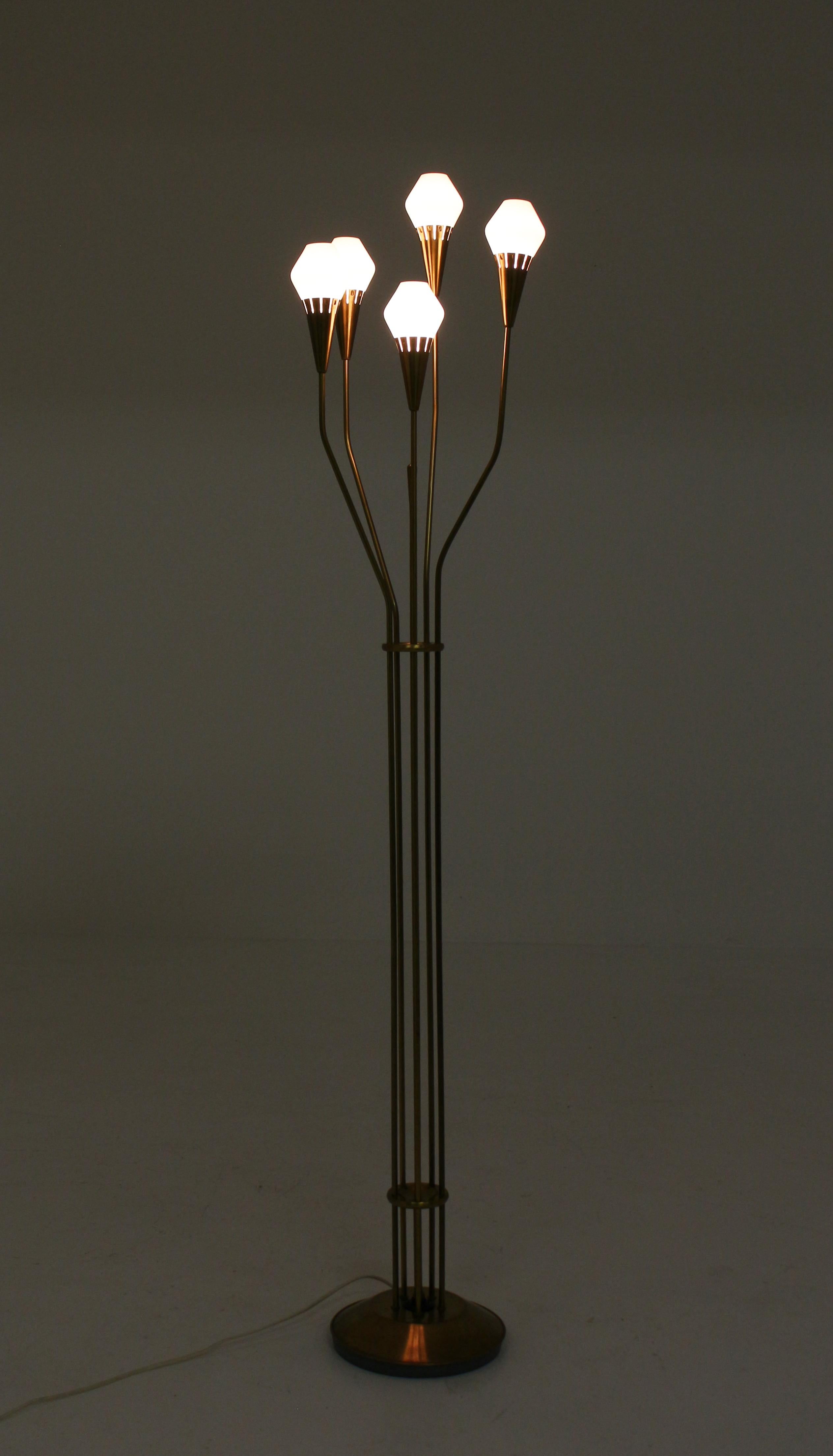 Lampadaire suédois en laiton et verre opalin par Bhlmarks, années 1950 en vente 6