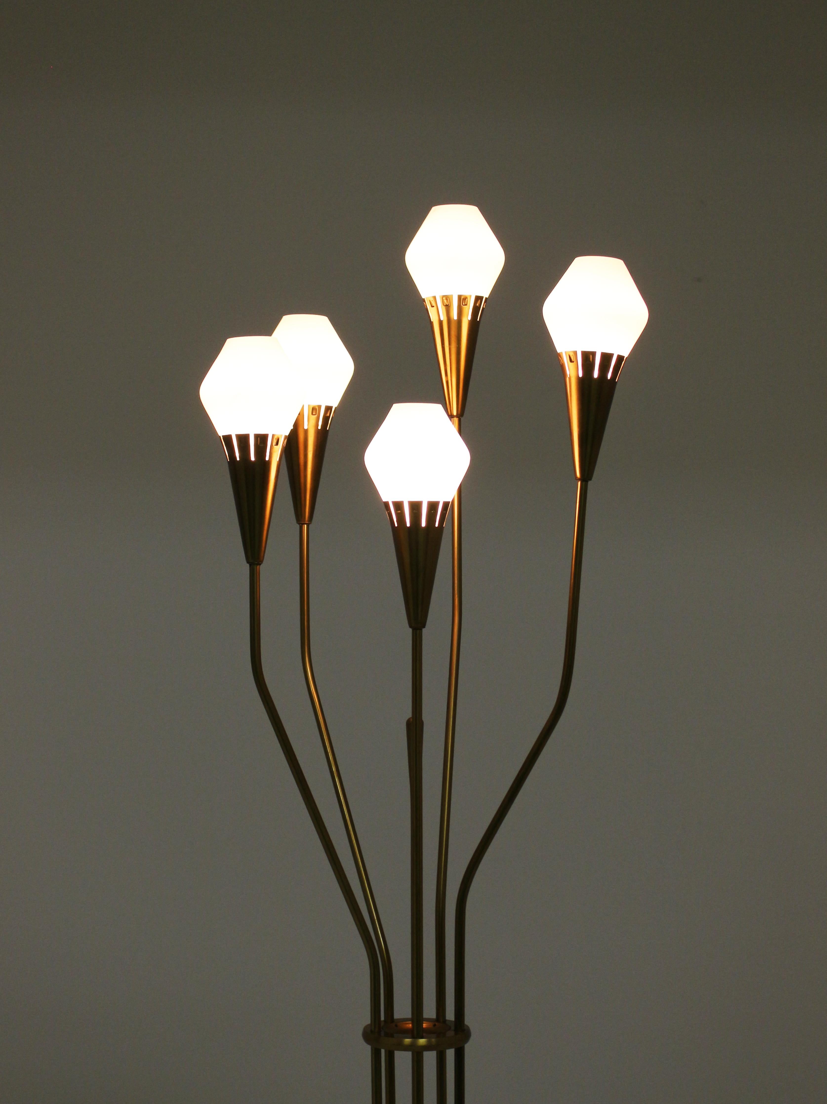 Lampadaire suédois en laiton et verre opalin par Bhlmarks, années 1950 en vente 7