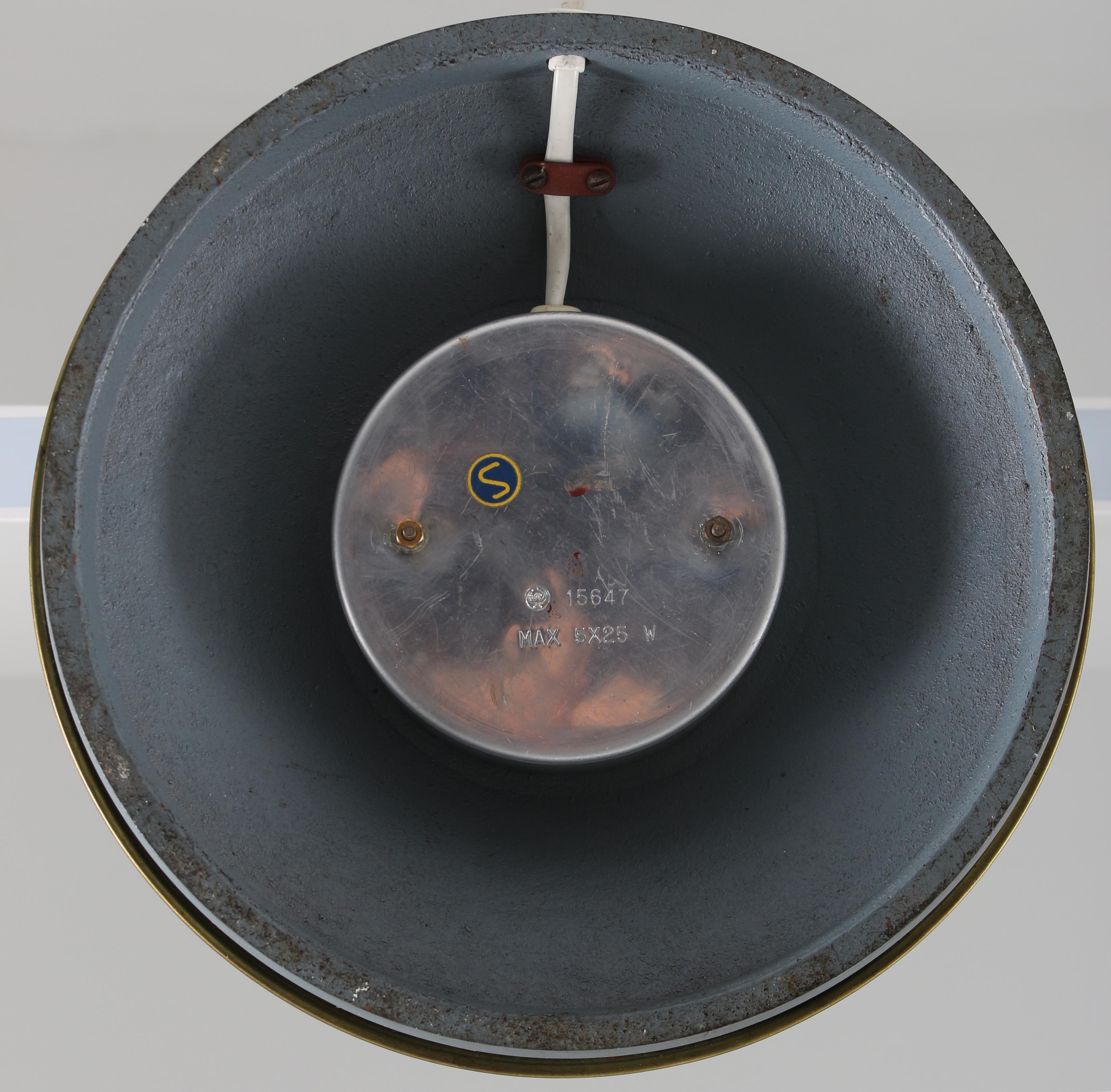 Lampadaire suédois en laiton et verre opalin par Bhlmarks, années 1950 en vente 8