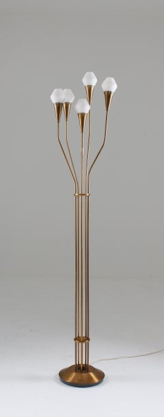 Lampada da terra svedese in ottone e vetro opalino di Böhlmarks, anni '50