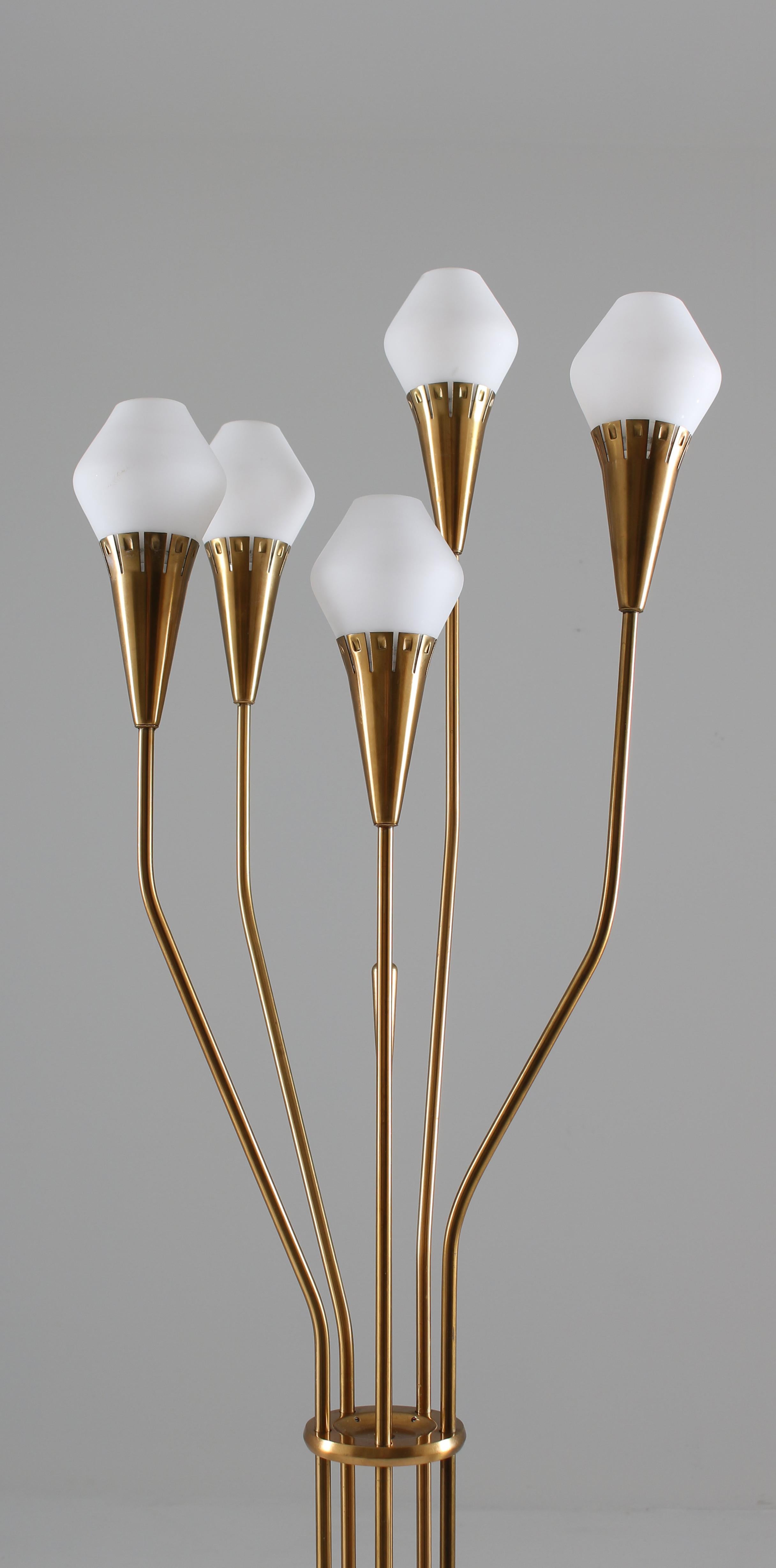 Scandinave moderne Lampadaire suédois en laiton et verre opalin par Bhlmarks, années 1950 en vente