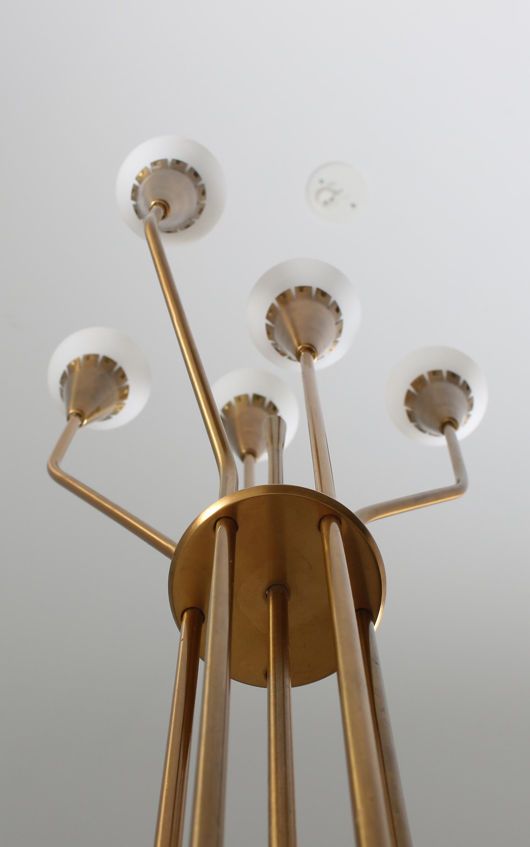 Suédois Lampadaire suédois en laiton et verre opalin par Bhlmarks, années 1950 en vente