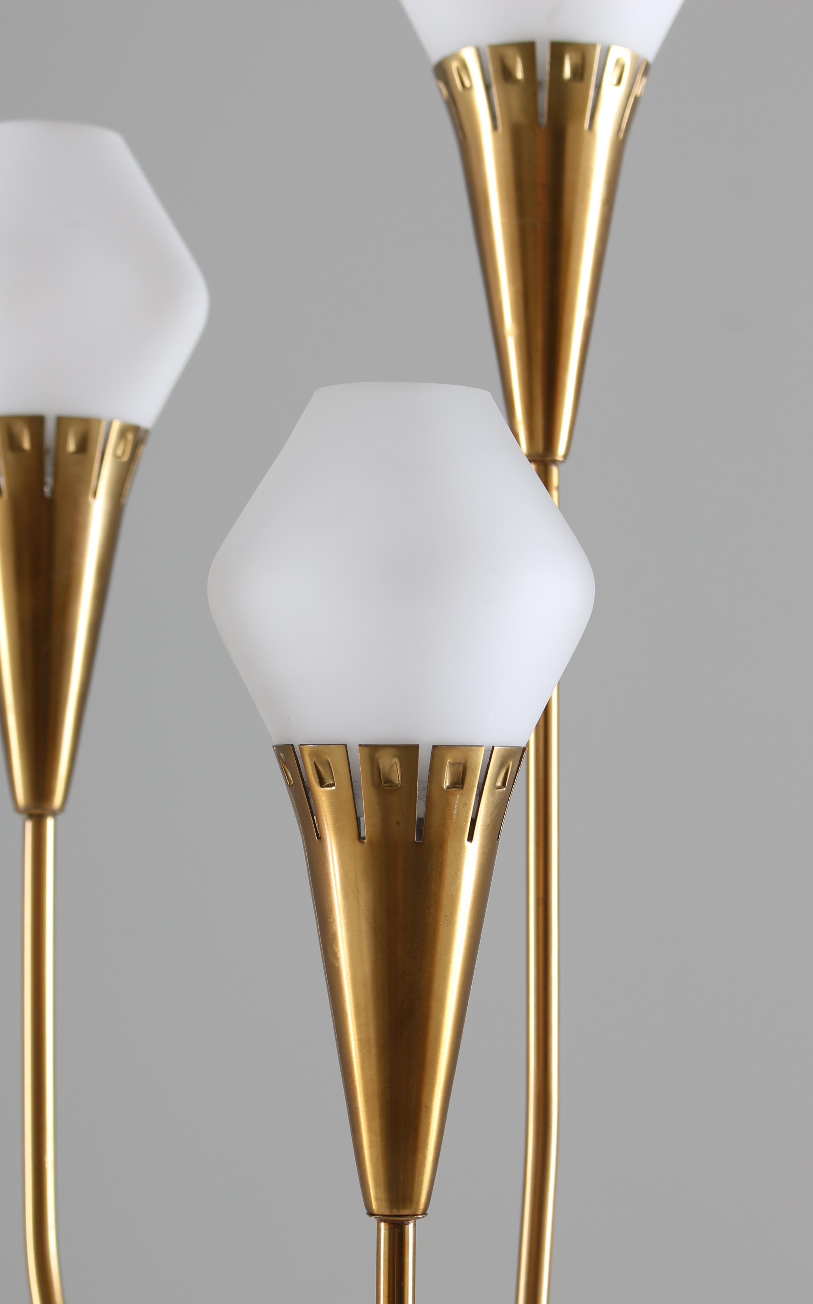 20ième siècle Lampadaire suédois en laiton et verre opalin par Bhlmarks, années 1950 en vente