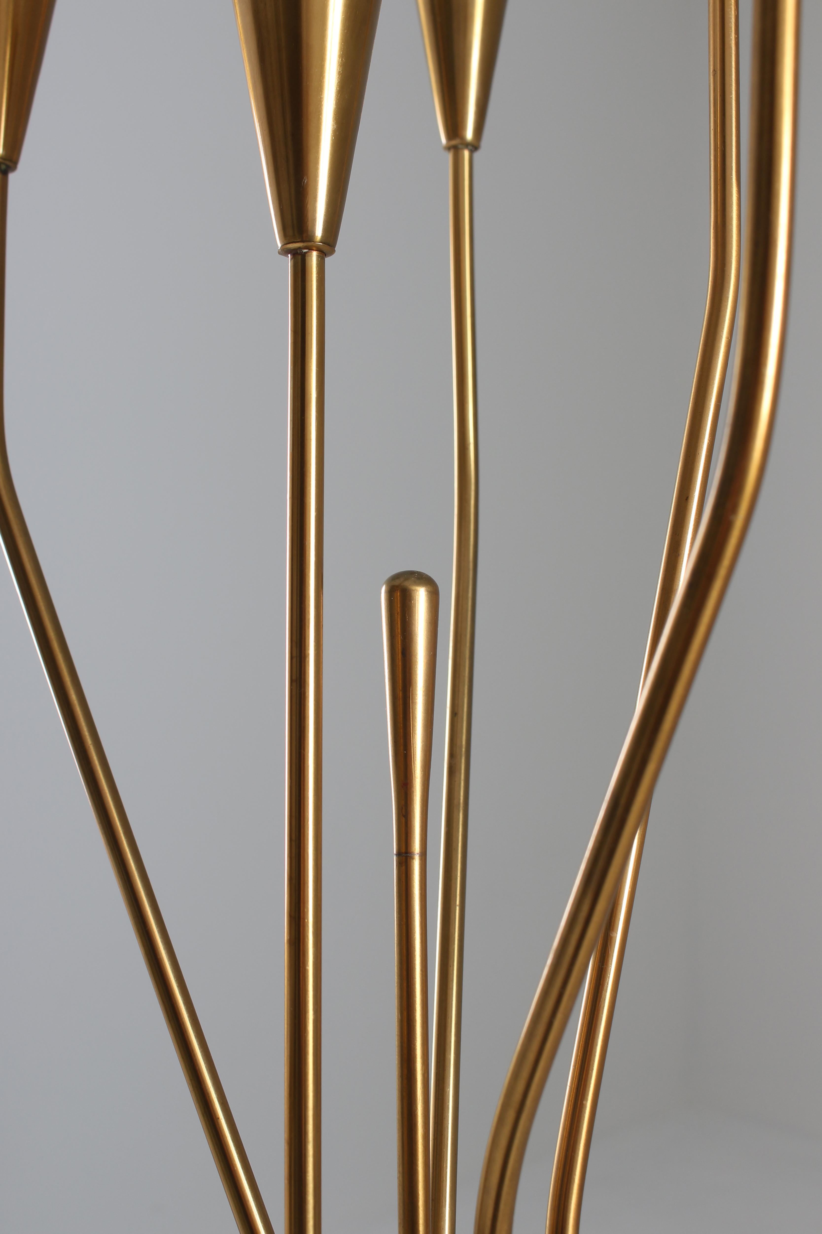Laiton Lampadaire suédois en laiton et verre opalin par Bhlmarks, années 1950 en vente