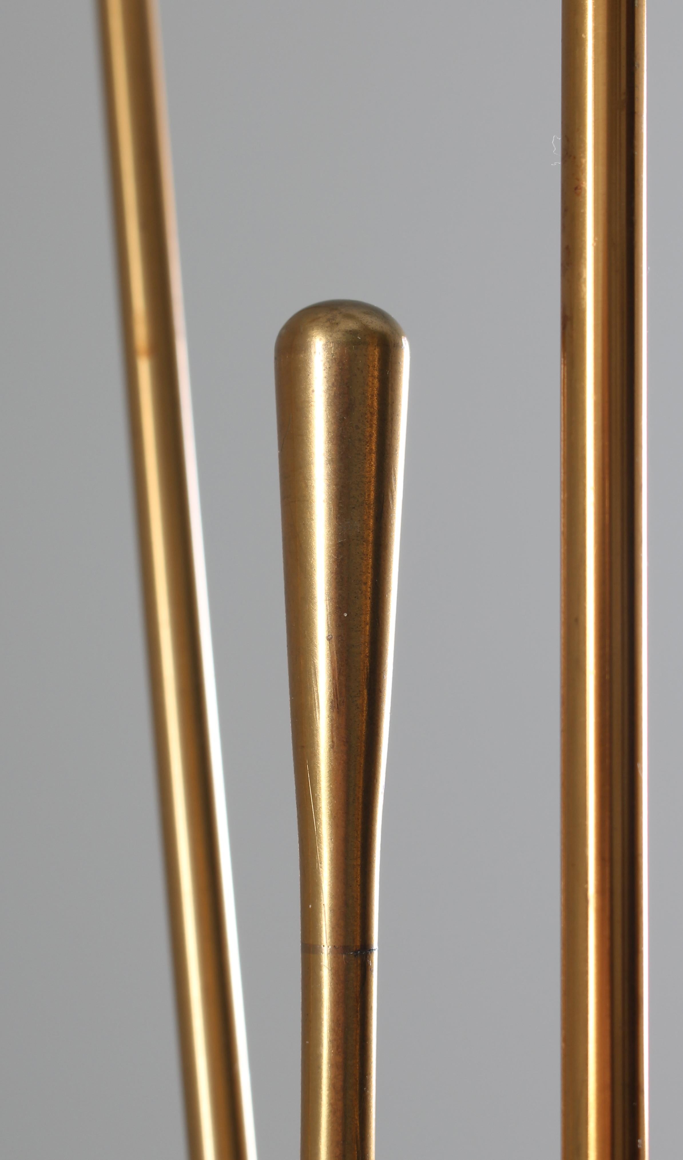 Lampadaire suédois en laiton et verre opalin par Bhlmarks, années 1950 en vente 1