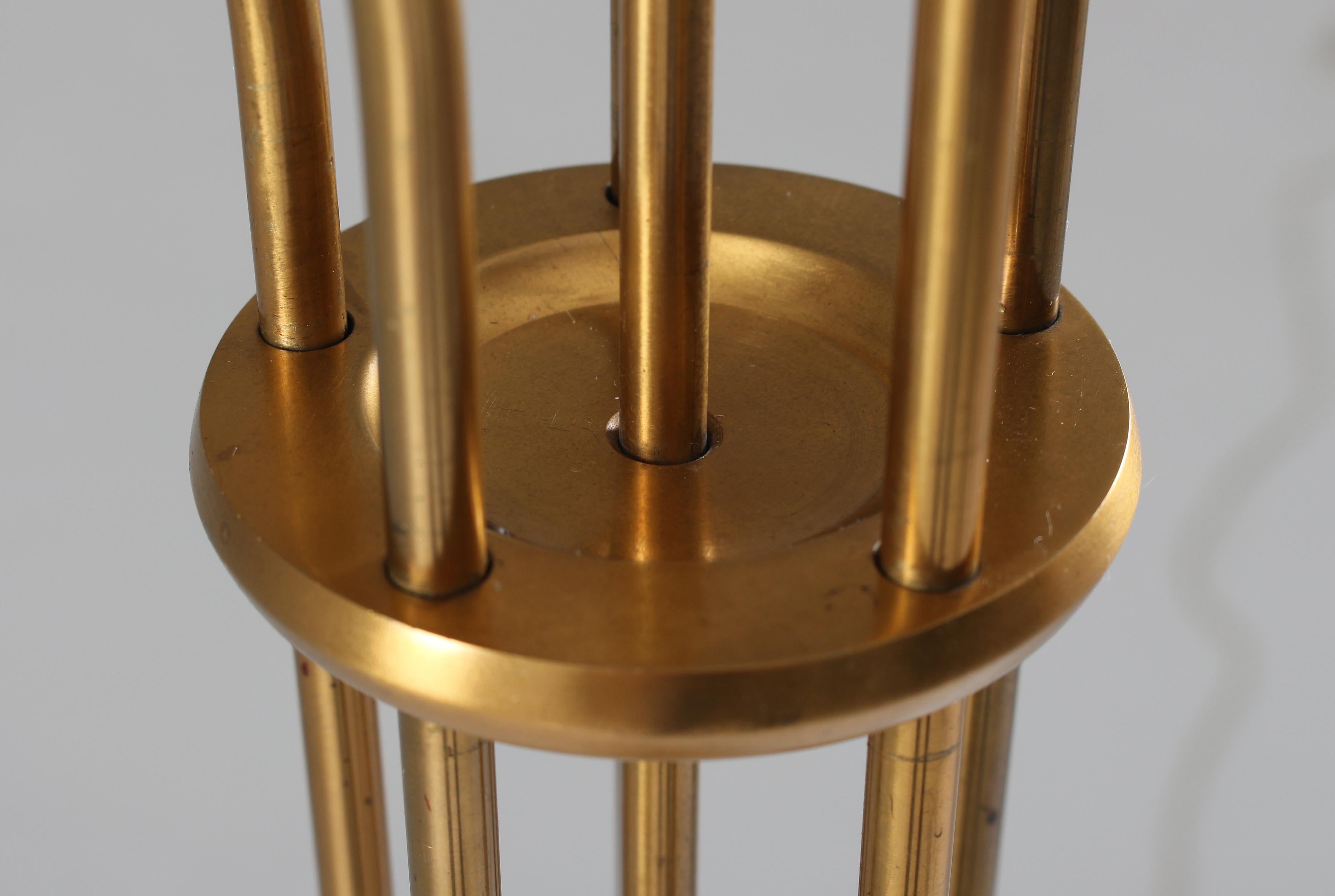 Lampadaire suédois en laiton et verre opalin par Bhlmarks, années 1950 en vente 2