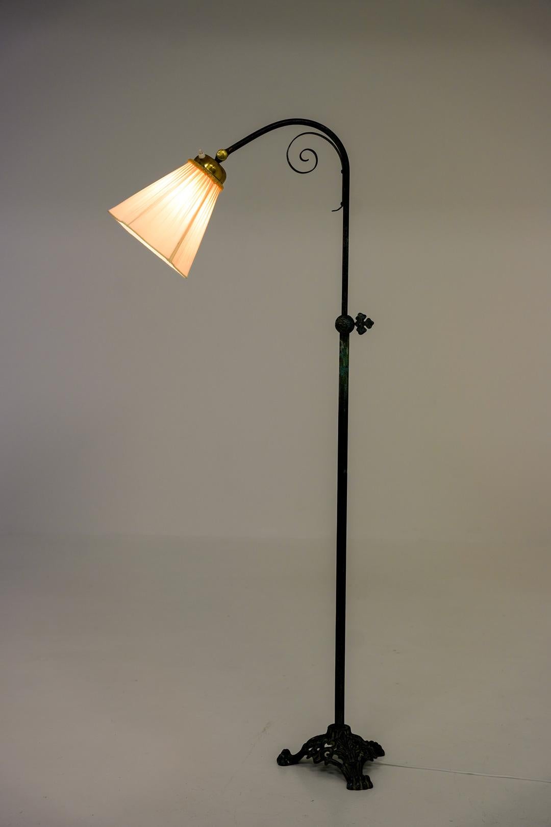 Lámpara de pie sueca en latón patinado, años 30 en venta 3