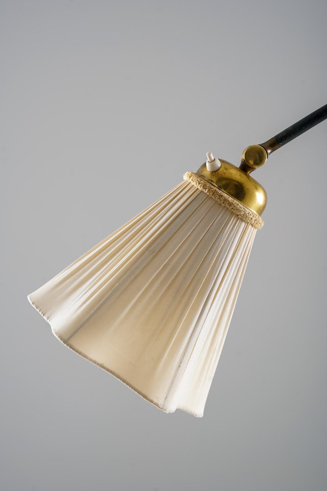 Lámpara de pie sueca en latón patinado, años 30 Sueco en venta