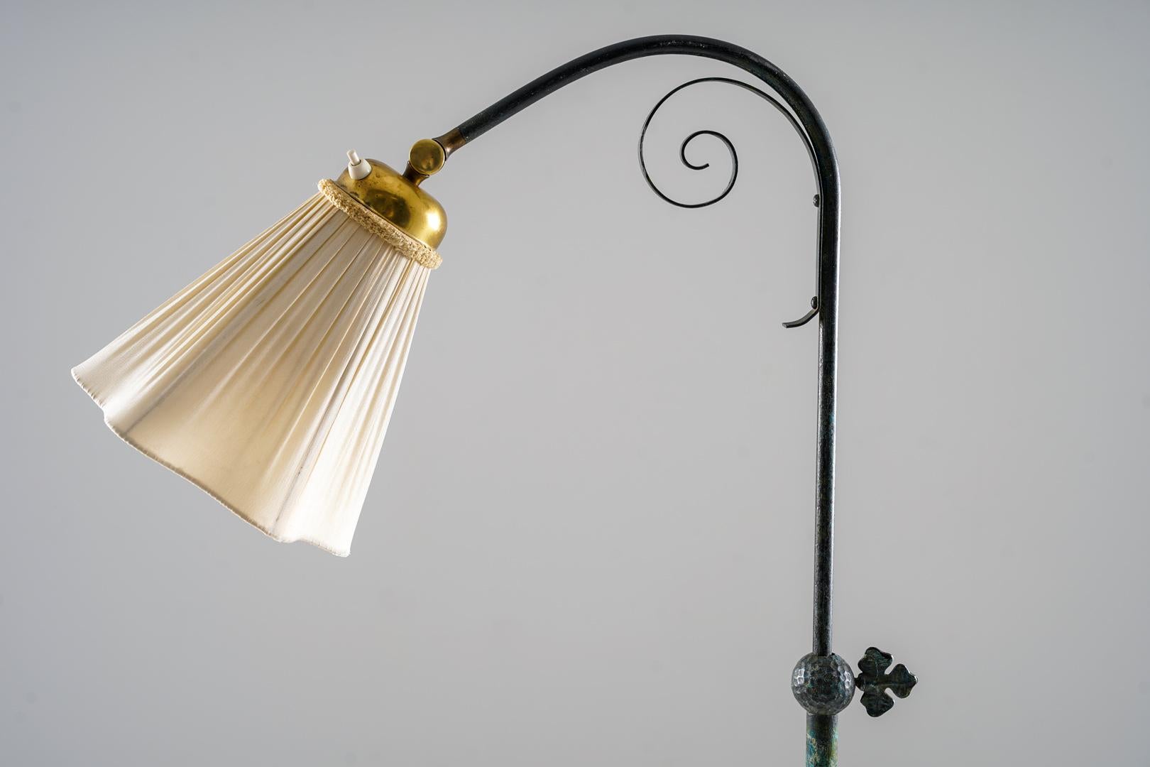 Lámpara de pie sueca en latón patinado, años 30 en Bueno estado para la venta en Karlstad, SE