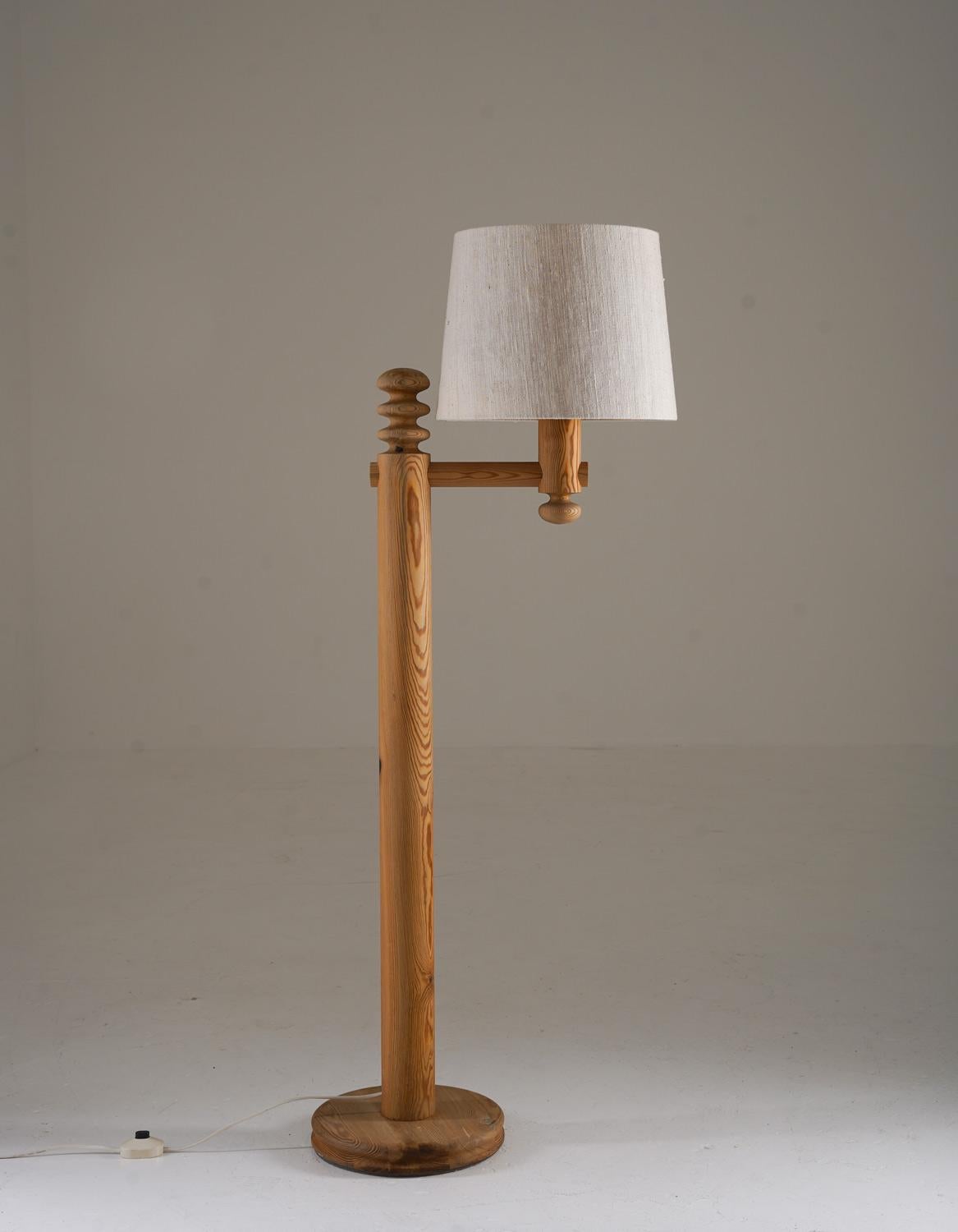 Stehleuchte aus massiver Kiefer, entworfen von Uno & Östen Kristiansson für Luxus, Schweden, in den 1970er Jahren. Diese auffällige Lampe ist ein Paradebeispiel für den Trend zu überdimensionalen Kiefernmöbeln des Jahrzehnts und besticht durch ihre