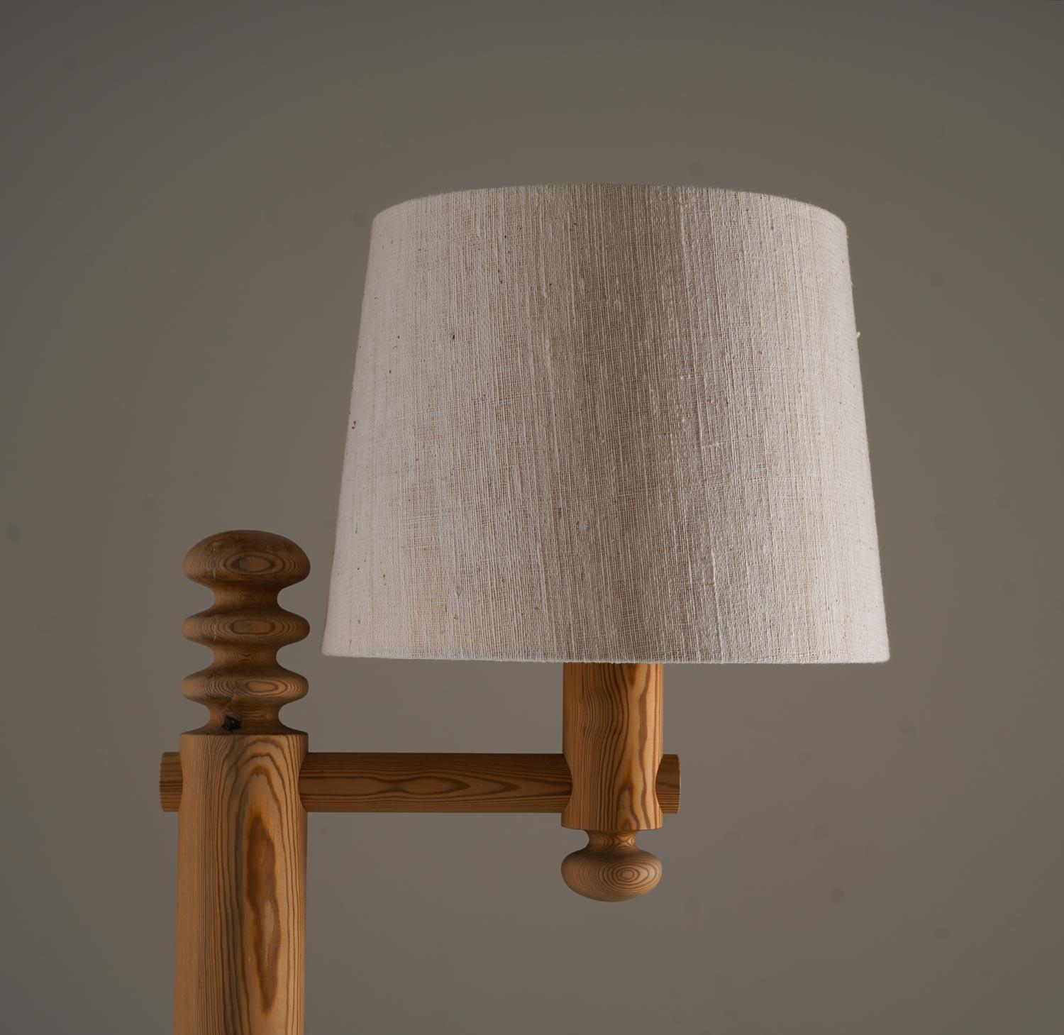 Schwedische Stehlampe aus Kiefernholz von Luxus (Moderne der Mitte des Jahrhunderts) im Angebot