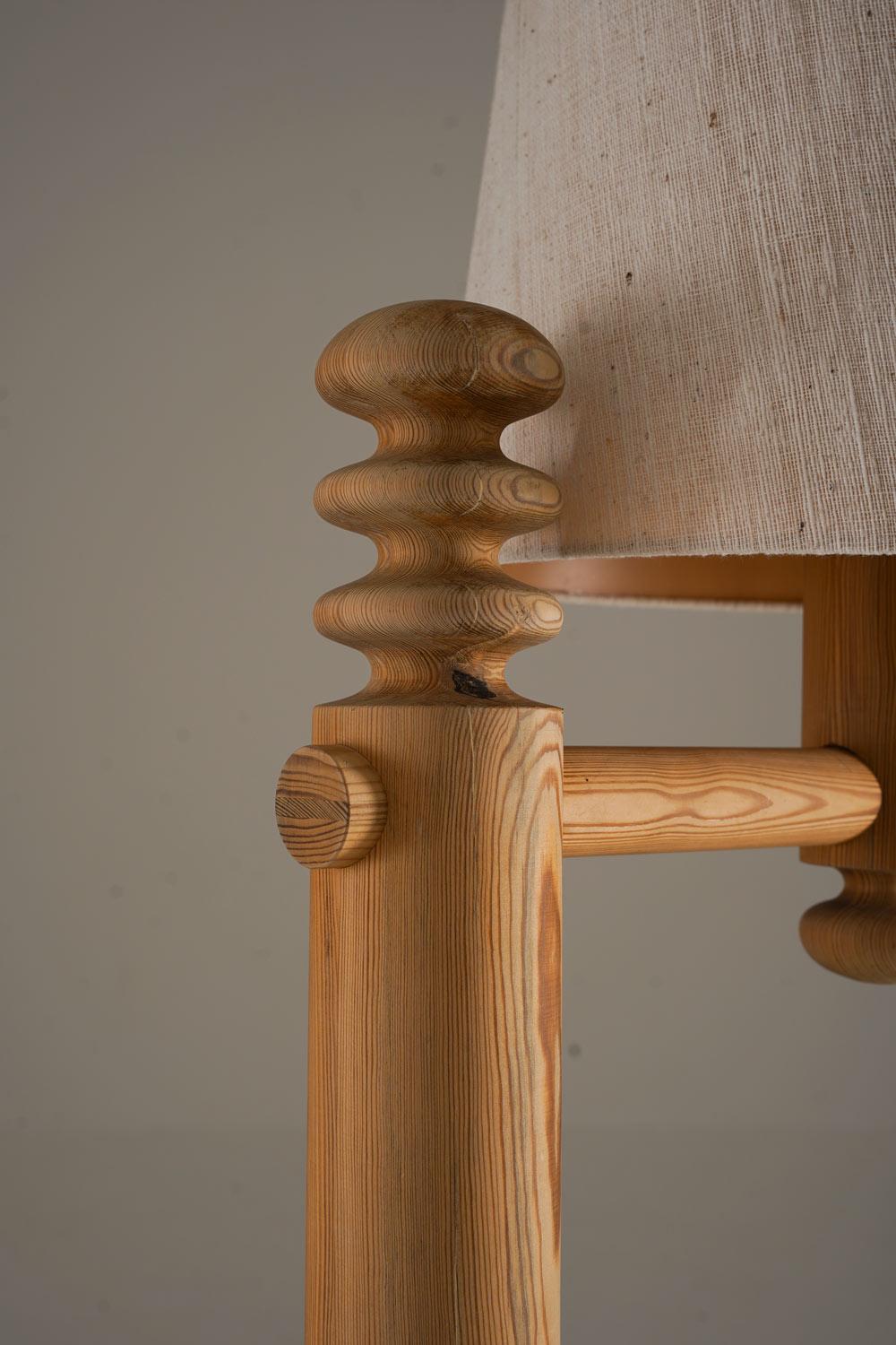 Schwedische Stehlampe aus Kiefernholz von Luxus im Zustand „Gut“ im Angebot in Karlstad, SE