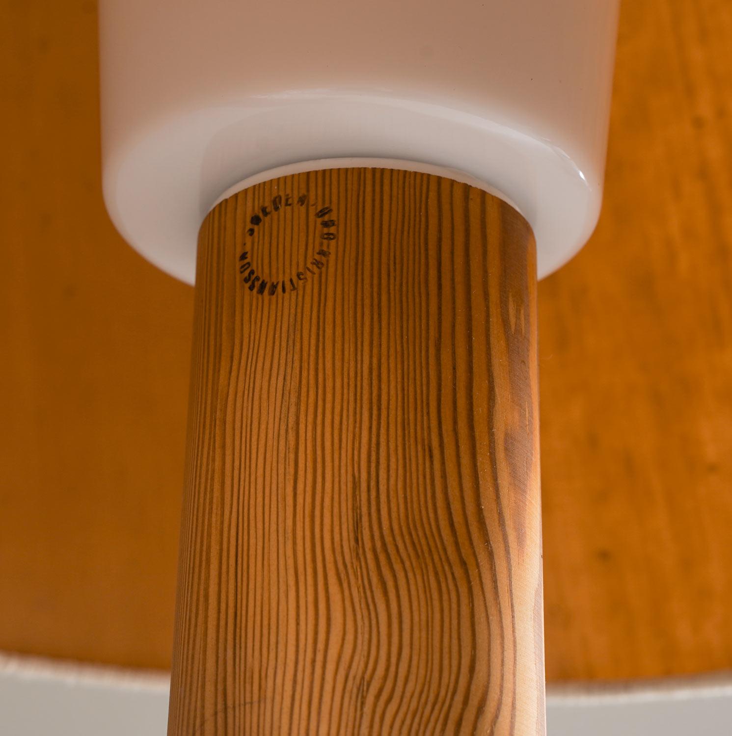 Schwedische Stehlampe aus Kiefernholz von Luxus (20. Jahrhundert) im Angebot