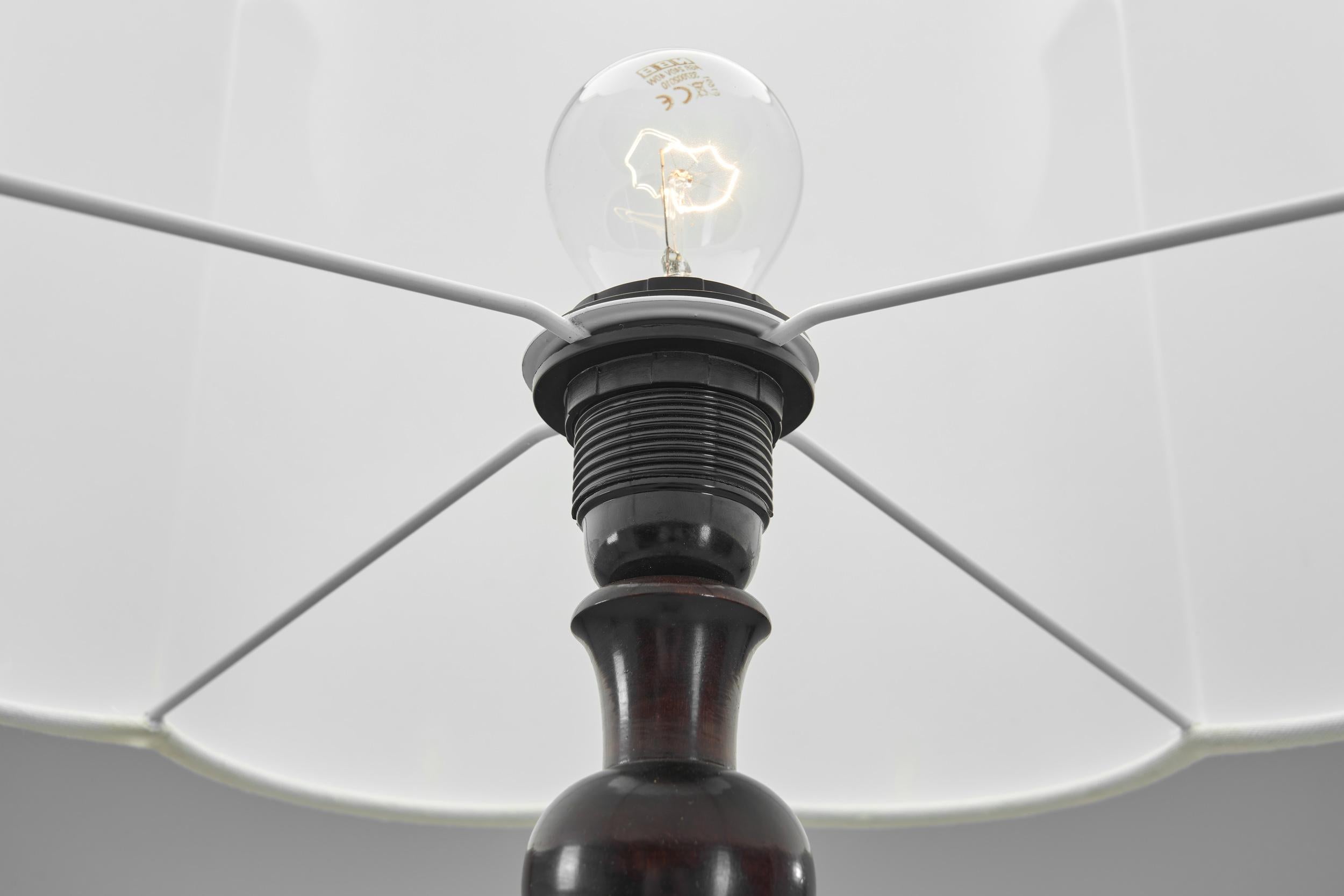 Schwedische Stehlampe mit geschnitzten Motiven für Nordiska Kompaniet, Schweden ca. 1920er Jahre im Angebot 6