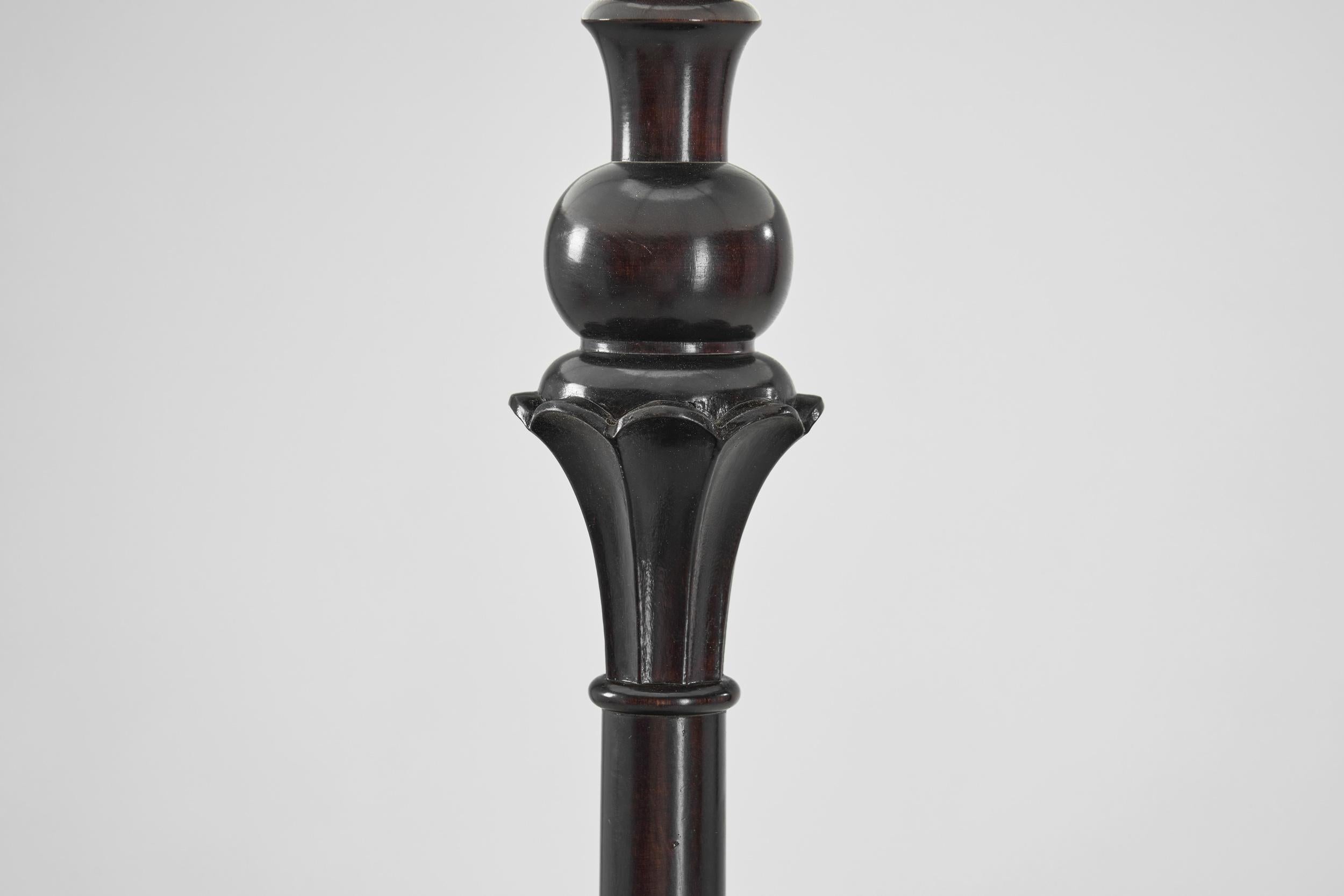 Schwedische Stehlampe mit geschnitzten Motiven für Nordiska Kompaniet, Schweden ca. 1920er Jahre im Angebot 7