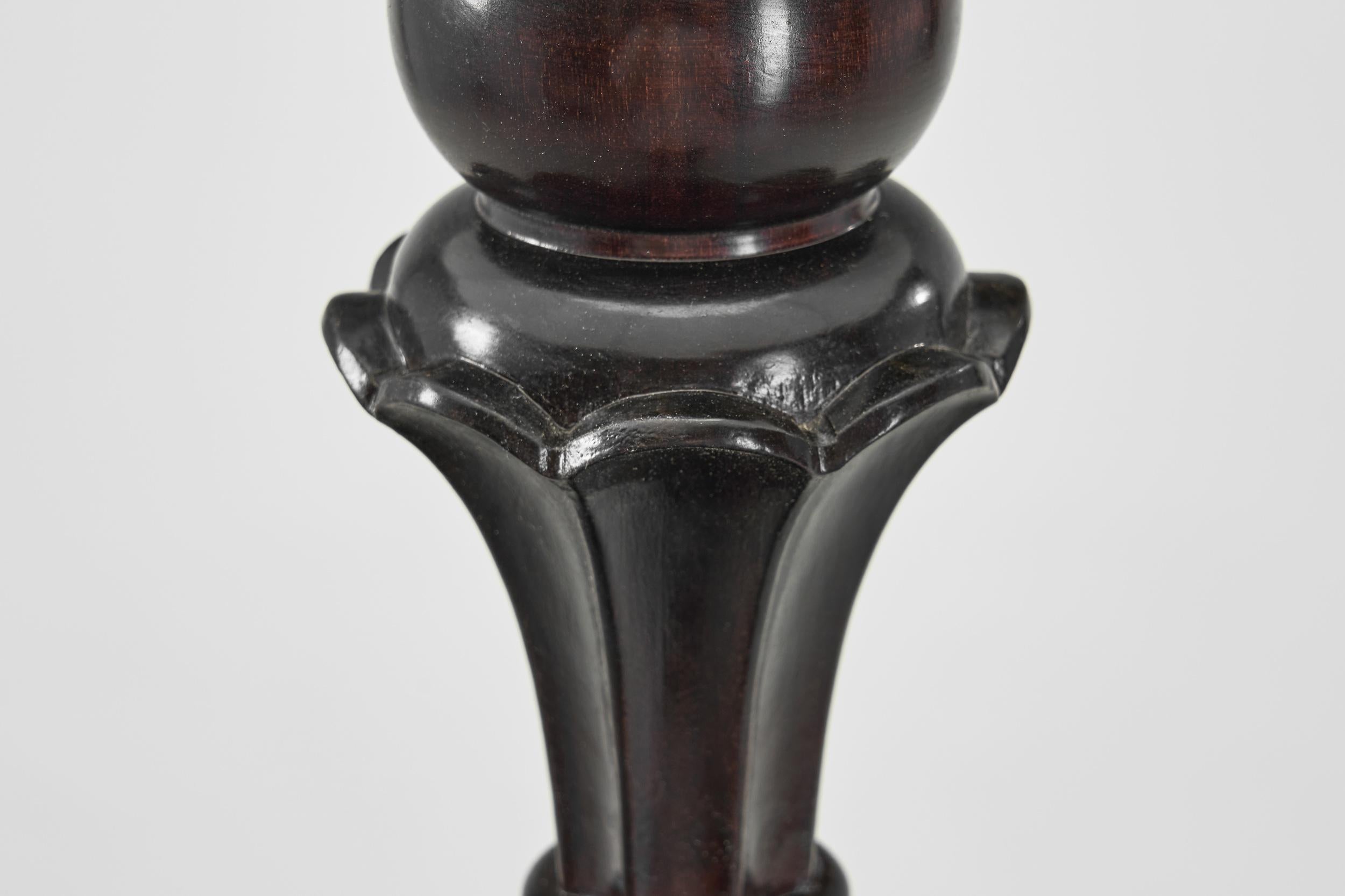 Schwedische Stehlampe mit geschnitzten Motiven für Nordiska Kompaniet, Schweden ca. 1920er Jahre im Angebot 8