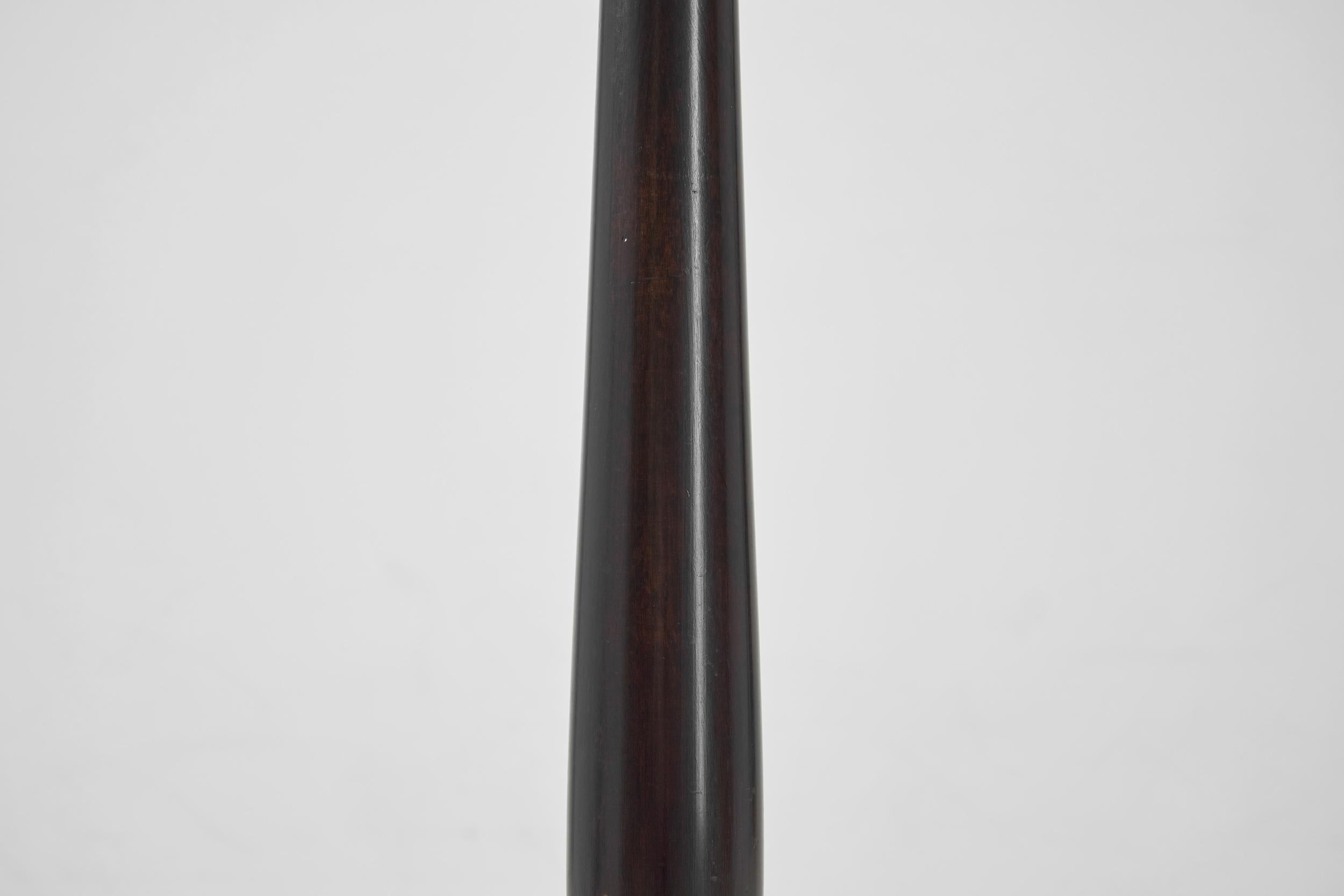 Schwedische Stehlampe mit geschnitzten Motiven für Nordiska Kompaniet, Schweden ca. 1920er Jahre im Angebot 9