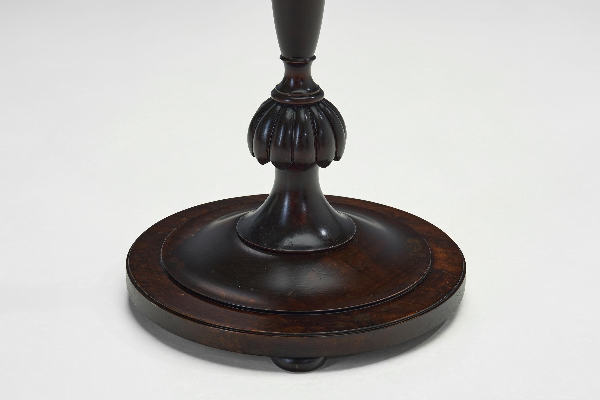 Schwedische Stehlampe mit geschnitzten Motiven für Nordiska Kompaniet, Schweden ca. 1920er Jahre im Angebot 10