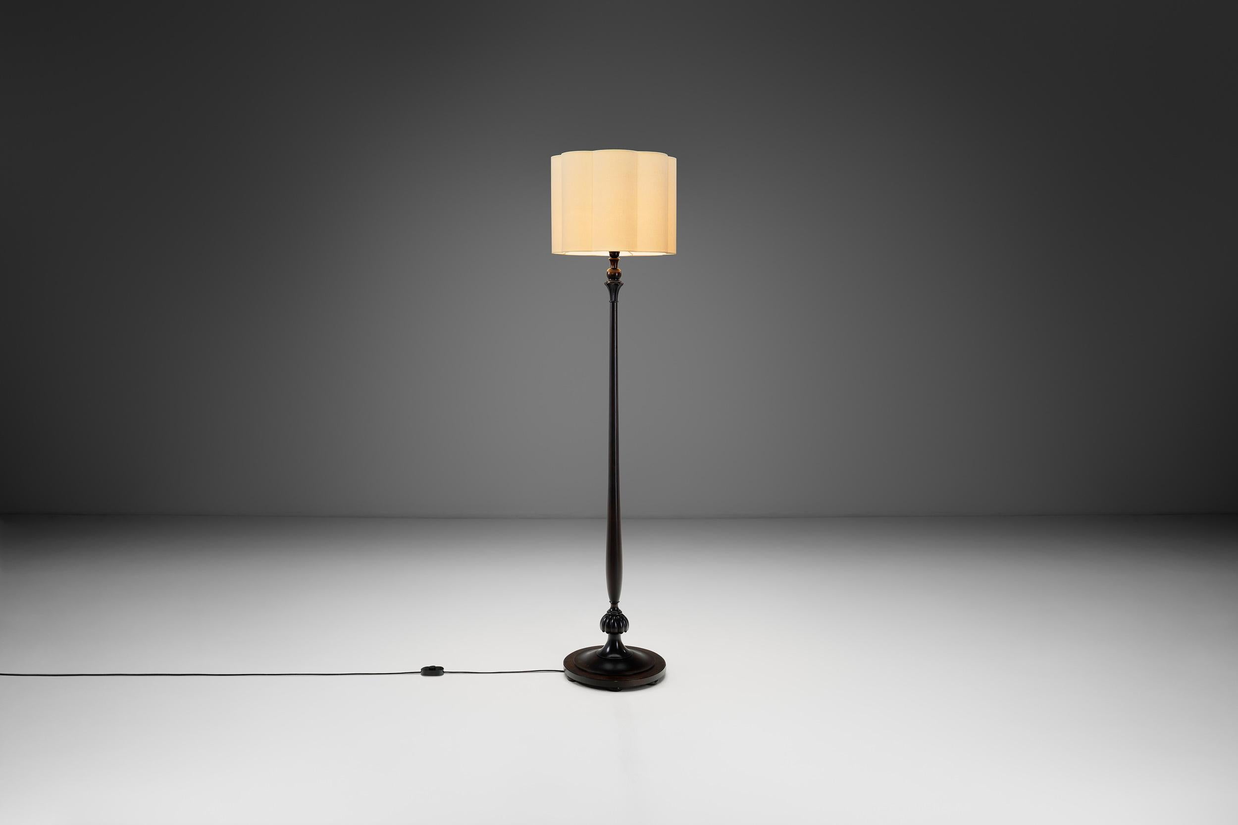 Diese Stehlampe wurde in den 1920er Jahren in Schweden für die Nordiska Kompaniet entworfen und ist ein eindrucksvolles Beispiel für die schwedische Grace-Bewegung, eine Ära, in der neoklassizistische Raffinesse und der aufkommende Geist der Moderne