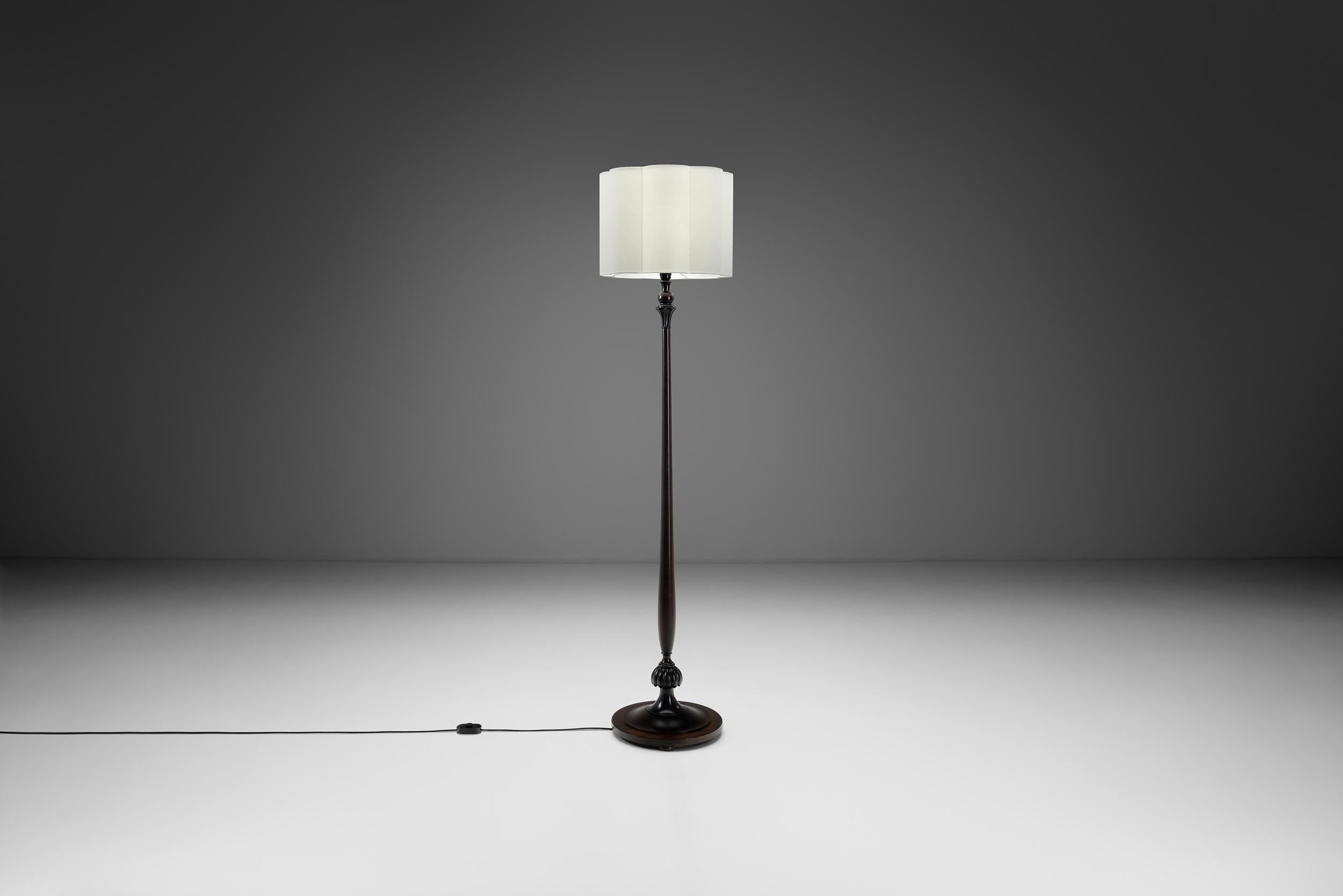 Schwedische Stehlampe mit geschnitzten Motiven für Nordiska Kompaniet, Schweden ca. 1920er Jahre (Skandinavische Moderne) im Angebot